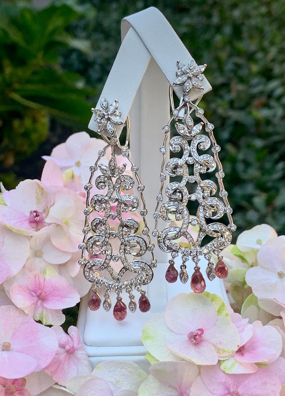 Diese bezaubernden Kronleuchter-Ohrringe aus 18 Karat Weißgold für durchbohrte Ohren bestechen durch ihr kunstvolles Design mit filigranen Diamanten und rosafarbenen Saphirtropfen, die einfach umwerfend sind!  Sie sind dazu bestimmt, Ihren Abend zu
