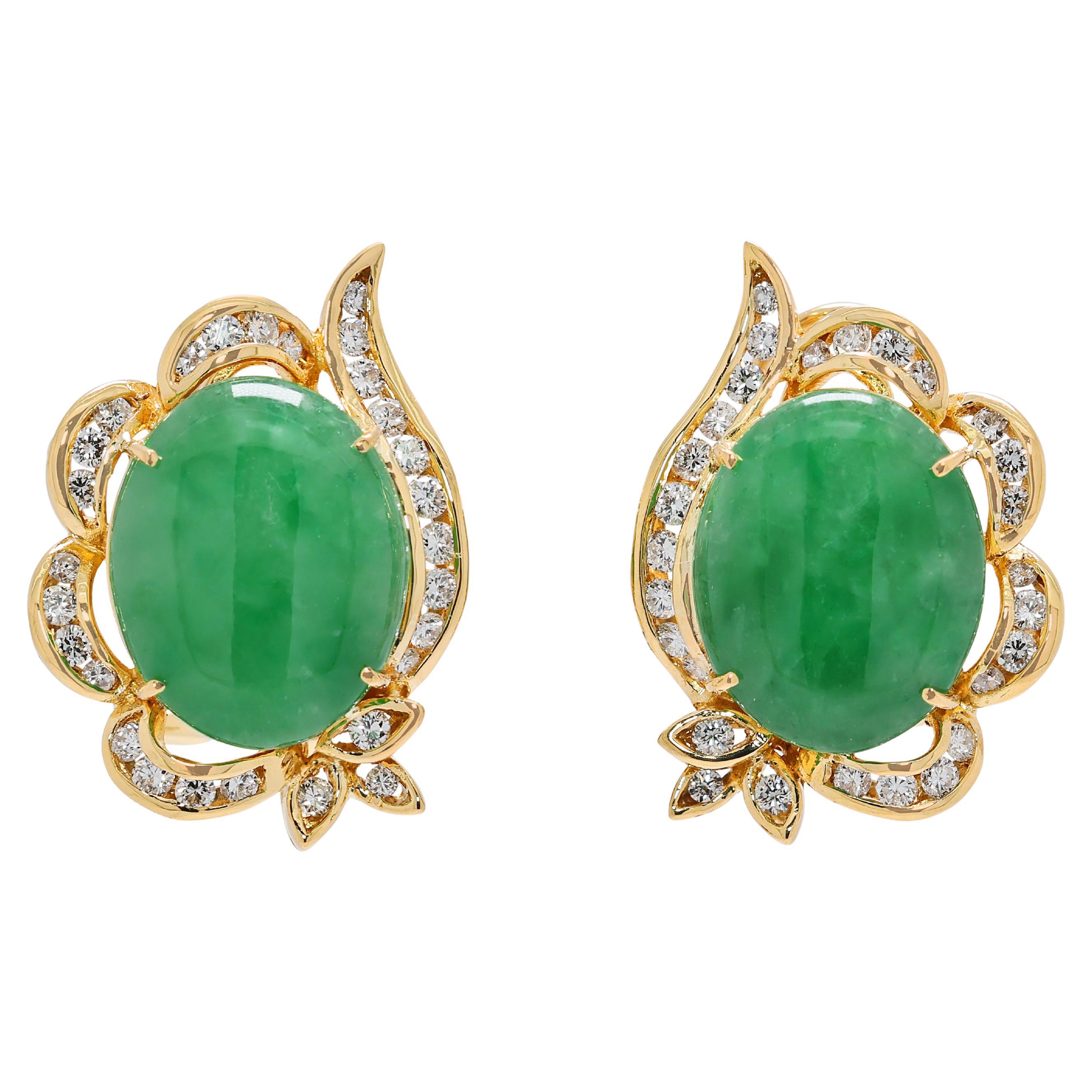 Fesselnde Ohrringe aus 1,12 Karat grüner Jade und Diamanten in 18k Gelbgold