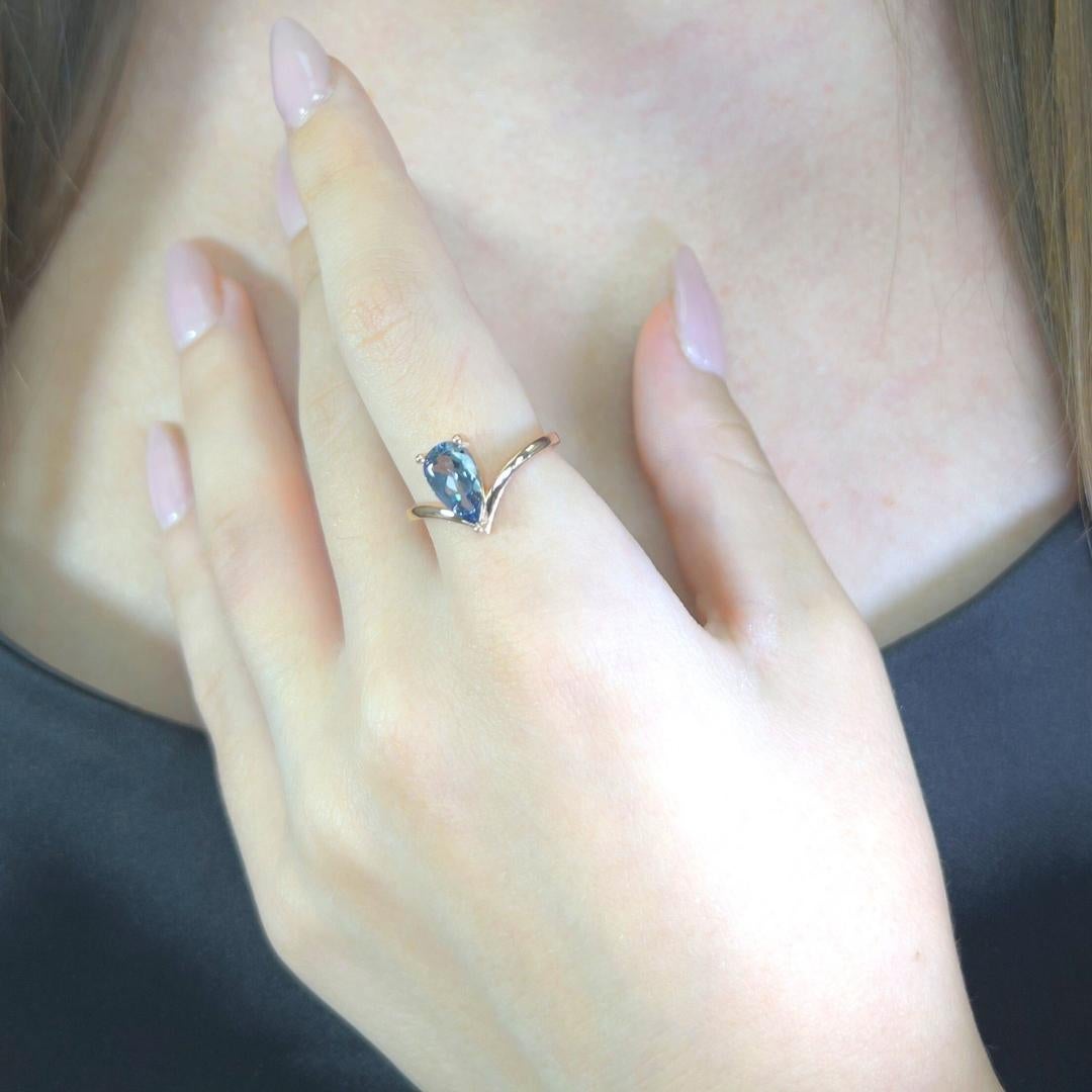 Fesselnder 1,21ct Tansanit Solitaire Ring in 18k Rose Gold - IGI zertifiziert

Dieser 1,21-karätige, birnenförmige Solitärring mit Tansanit strahlt eine zarte Eleganz aus. Der hellblaue Tansanit ist in romantisches 18-karätiges Roségold gefasst und