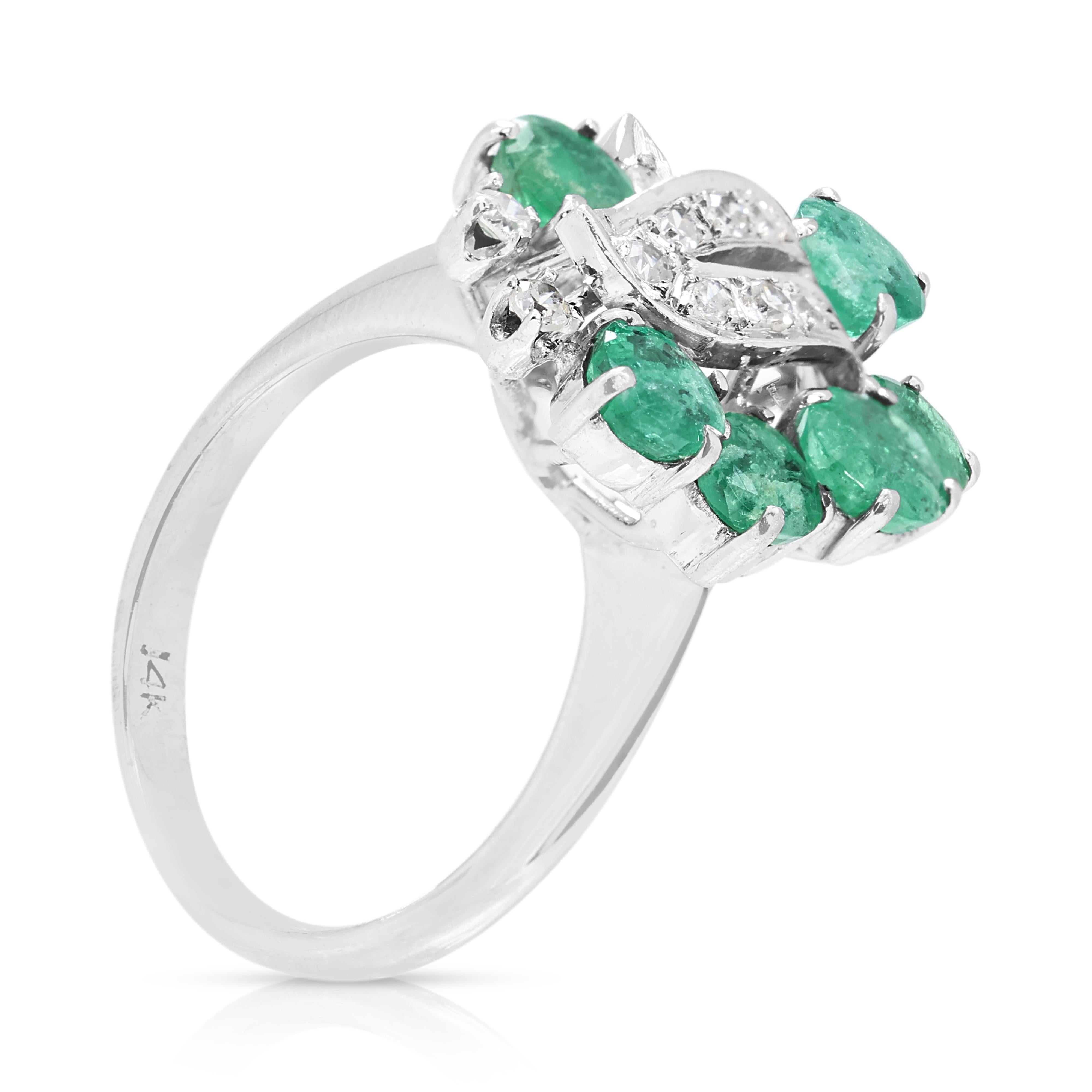 Fesselnder Cocktailring mit 1,22 Karat Smaragden und Diamanten aus 14k Weißgold im Angebot 1