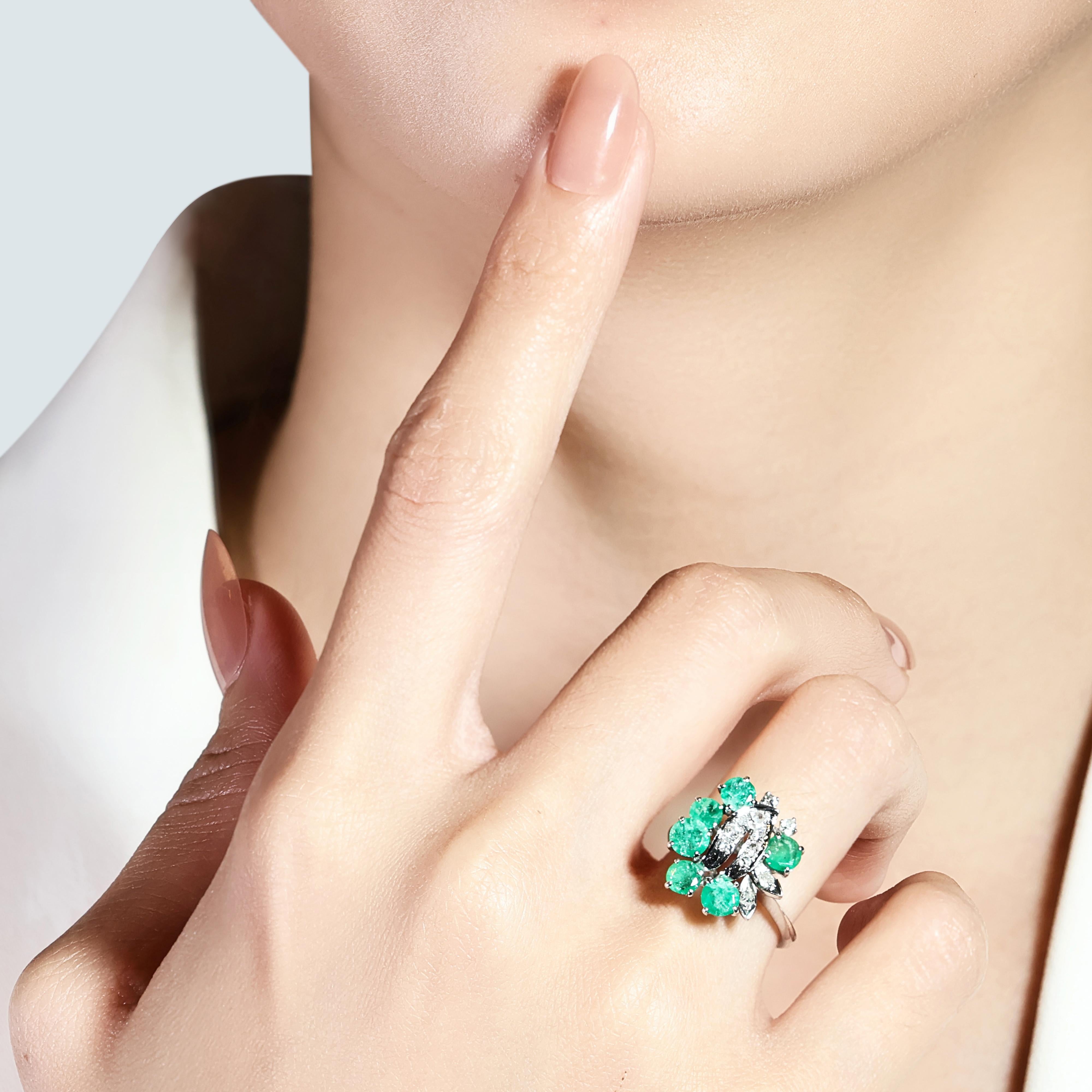 Entdecken Sie die unvergleichliche Eleganz dieses atemberaubenden Rings aus 14 Karat Weißgold, der mit sechs fesselnden ovalen Smaragden von insgesamt 1,1 Karat besetzt ist. Der leuchtende Grünton der Smaragde verleiht diesem exquisiten Stück einen