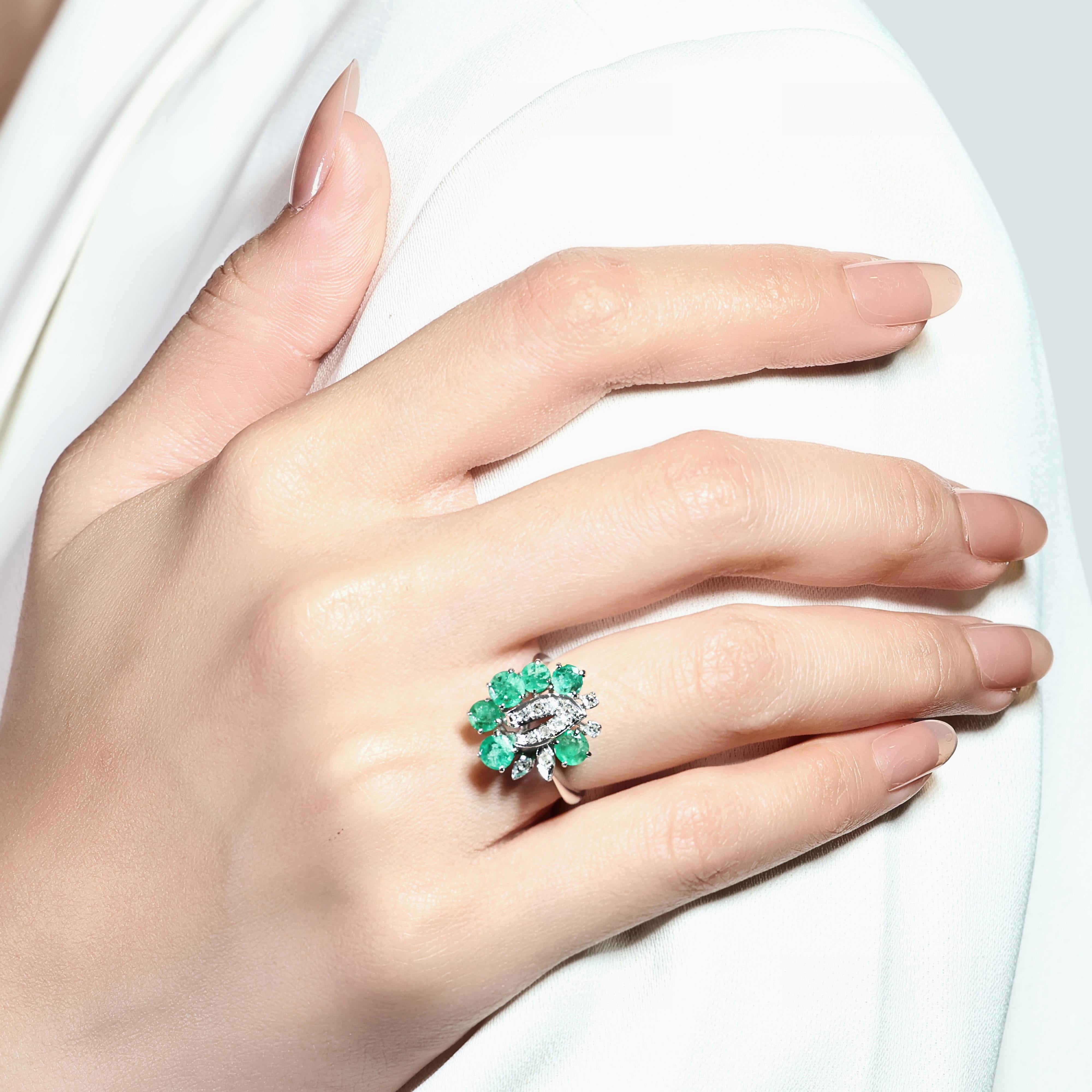 Fesselnder Cocktailring mit 1,22 Karat Smaragden und Diamanten aus 14k Weißgold im Angebot 3