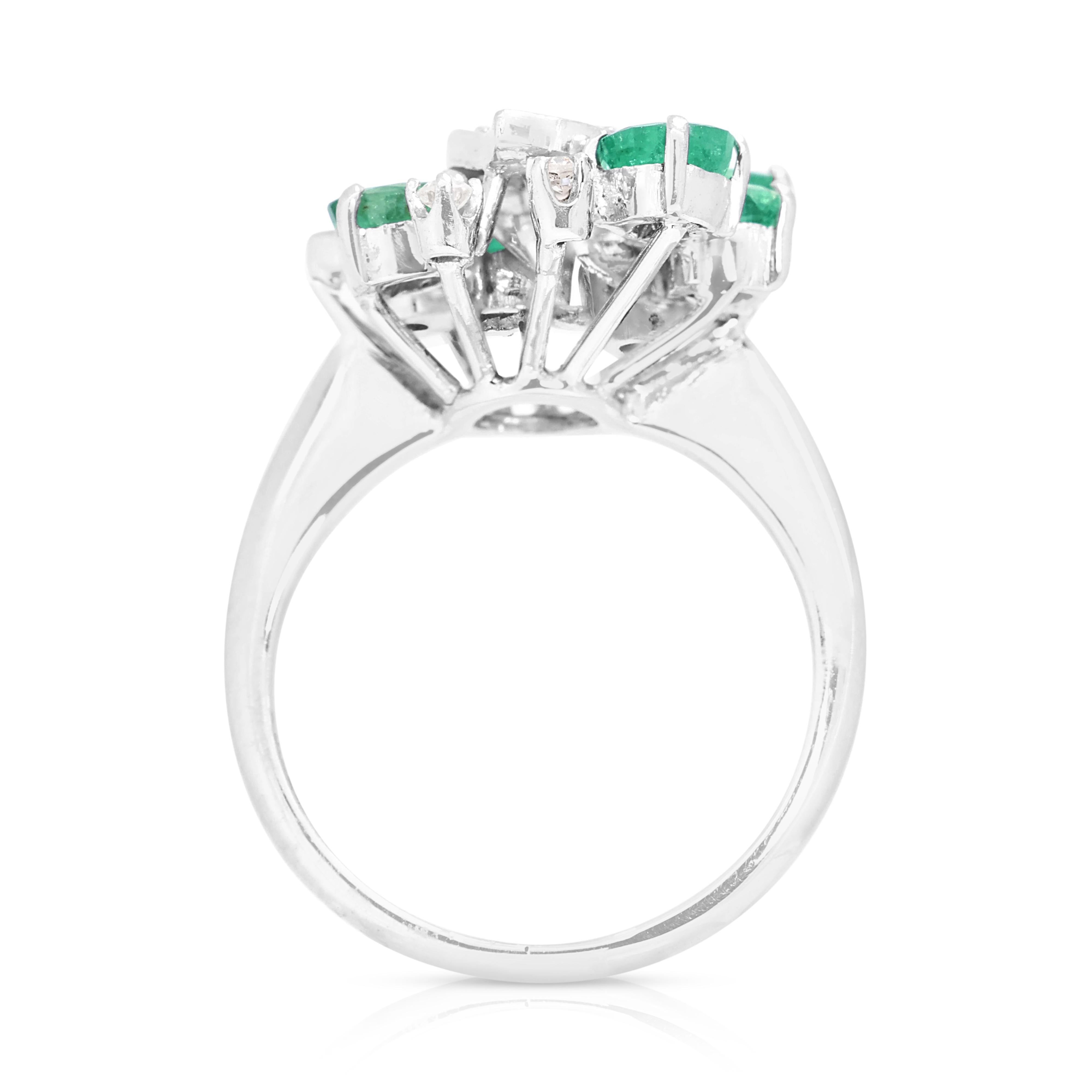 Fesselnder Cocktailring mit 1,22 Karat Smaragden und Diamanten aus 14k Weißgold im Angebot 2