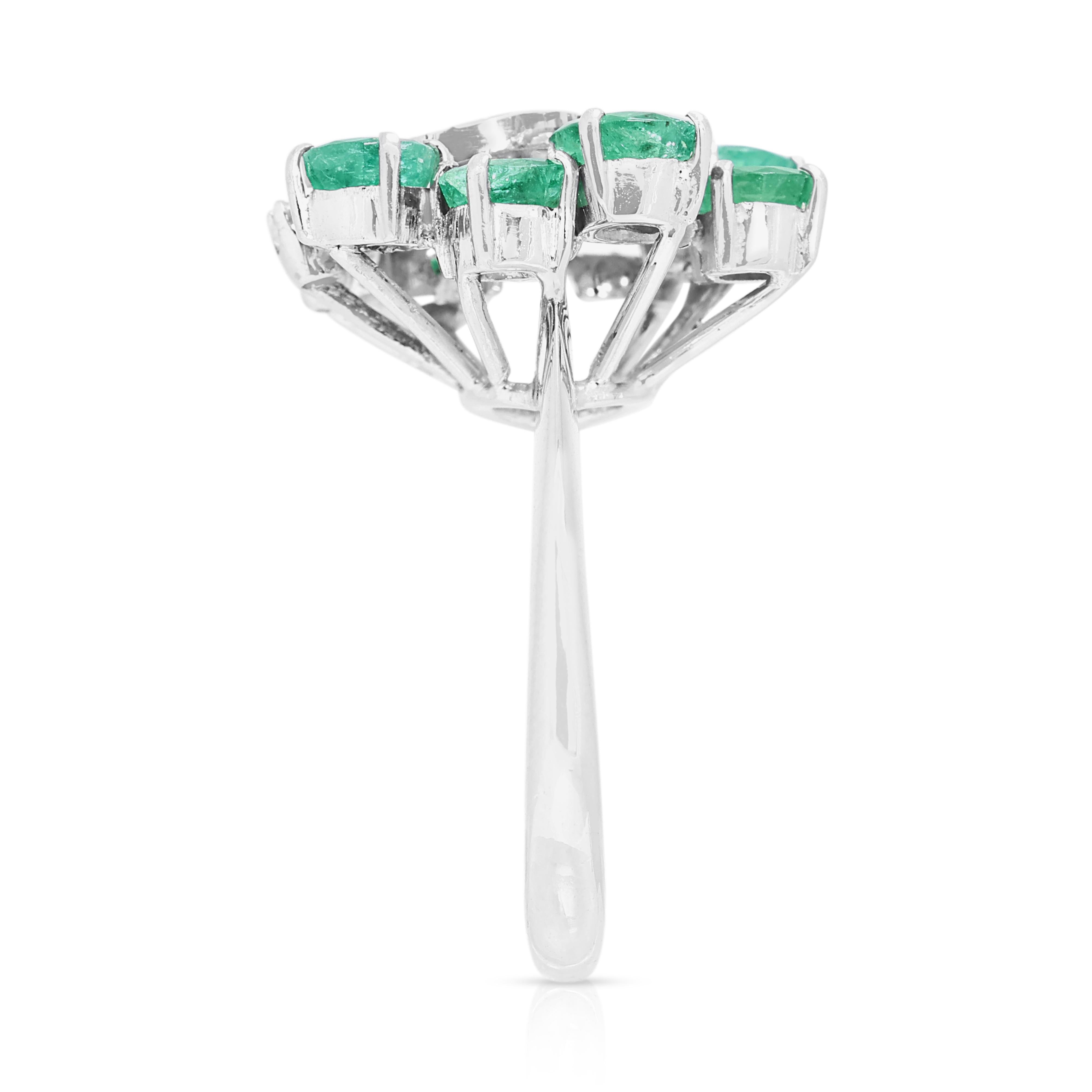 Fesselnder Cocktailring mit 1,22 Karat Smaragden und Diamanten aus 14k Weißgold Damen im Angebot