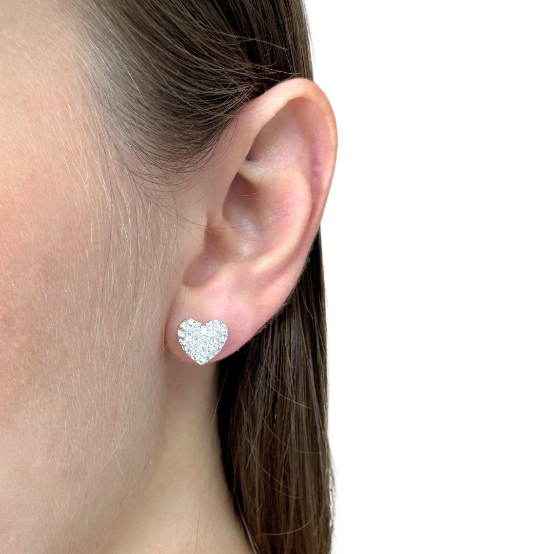 Boucles d'oreilles captivantes en or blanc 18 carats avec 1,23 ct de diamants - certifiées IGI

Élevez votre élégance quotidienne avec ces superbes boucles d'oreilles en diamant, réalisées en or blanc 18 carats lumineux. Serti de 66 diamants ronds