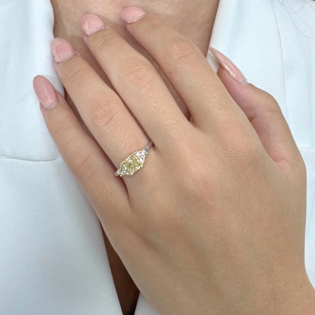 Fesselnder 1,24ct Diamanten Ring in 18k Weiß- und Gelbgold - IGI zertifiziert

Dieser exquisite Ring ist eine atemberaubende Verschmelzung von Klassik und Moderne und präsentiert einen Diamanten im Quadratschliff von 1,03 Karat in einem fesselnden,