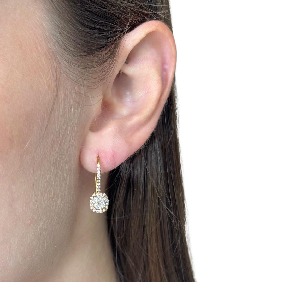 Boucles d'oreilles pendantes en or jaune 18 carats de 1,28 ct de diamants - certifiées GIA

Ajoutez une touche de glamour doré avec ces exquises boucles d'oreilles pendantes en or jaune 18 carats, ornées d'une paire de diamants taille coussin d'une