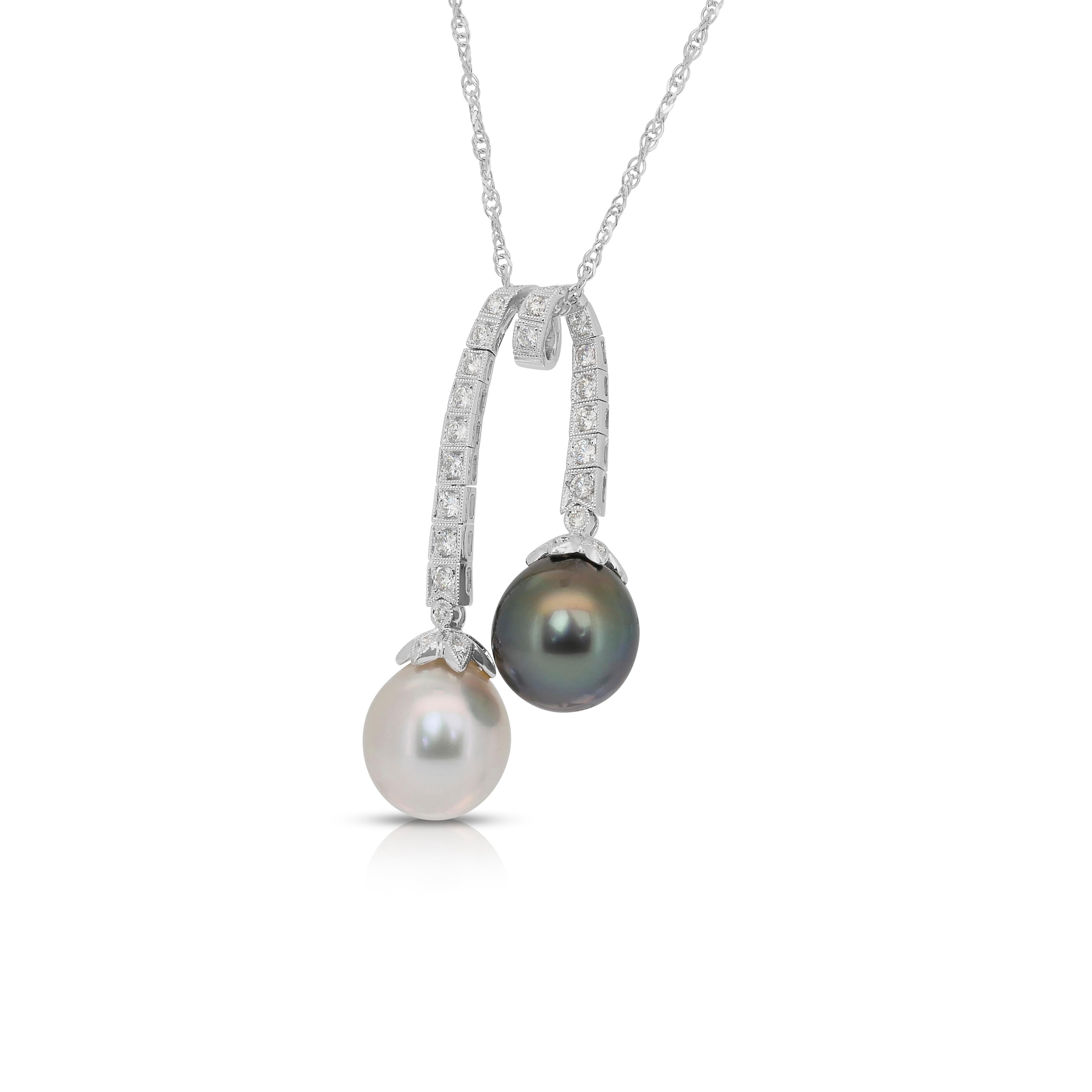 Captivating 13.03ct Salt Water Pearls and Diamonds Drop Necklace in 18k White Gold - IGI Certified

This refined necklace pairs two exquisite saltwater pearls—one a 6.15ct South Sea cultured pearl with a delicate light green hue, the other a