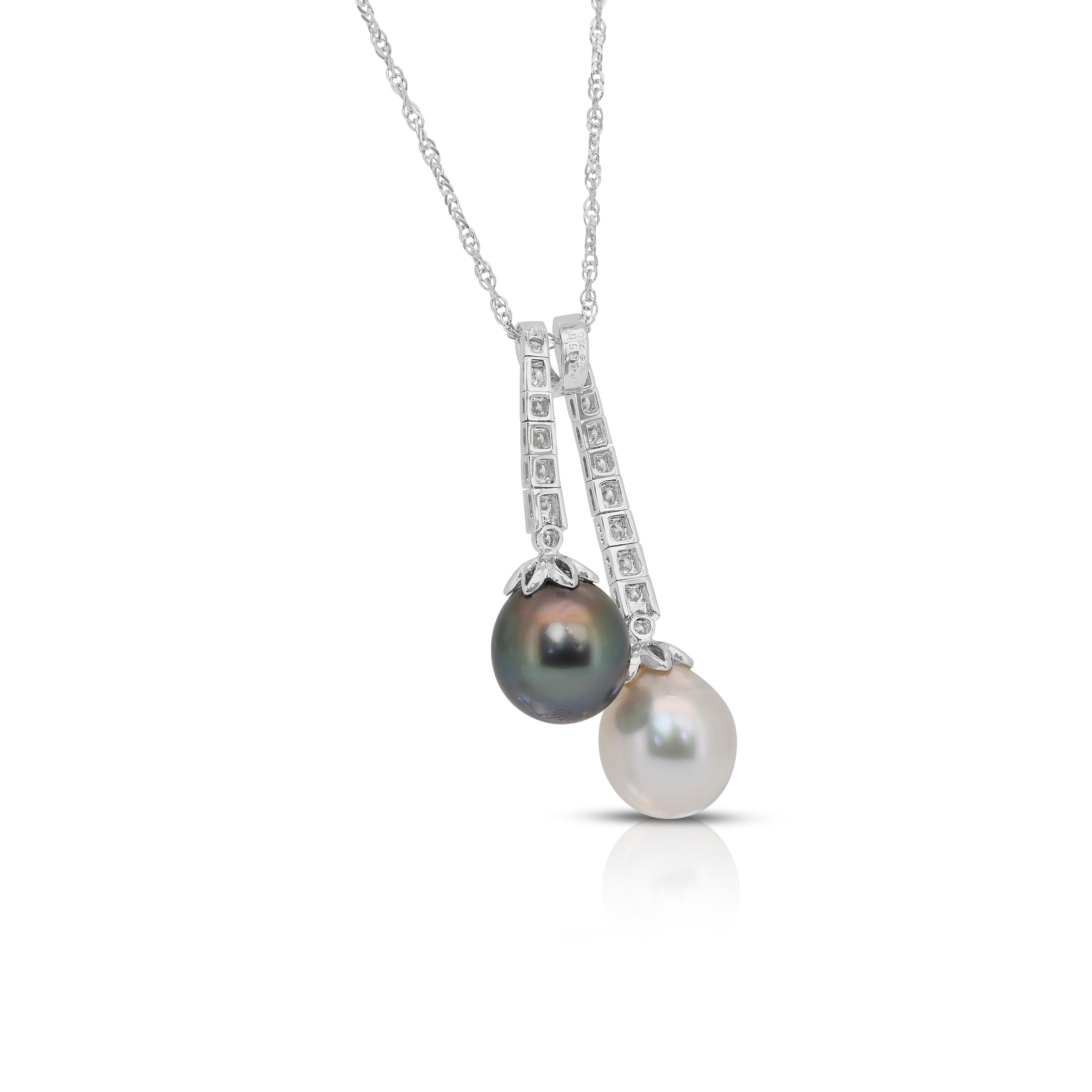 Taglio rotondo Captivating 13.03ct Salt Water Pearls and Diamonds Drop Necklace in vendita