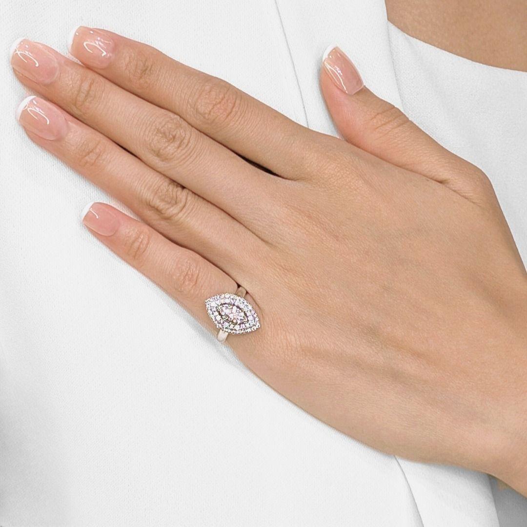 Llamativa desde todos los ángulos, esta obra maestra de segunda mano de Larry Jewelry tiene un brillante diamante talla marquesa de 0,62 ct, certificado por el GIA, de color G y claridad VVS2. Engarzada en reluciente oro blanco de 18 quilates, la