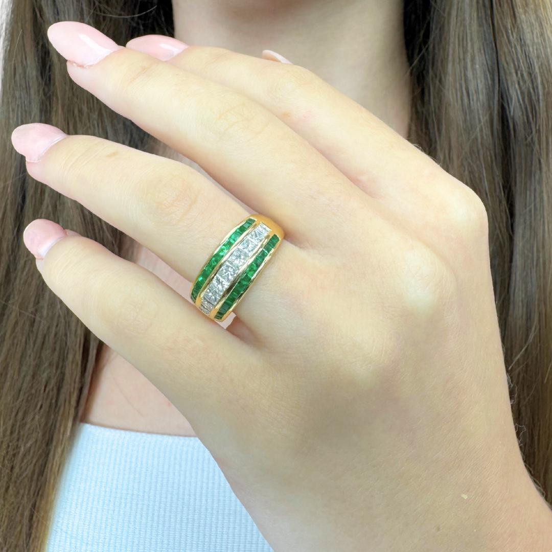 Fesselnder Ring mit 1,35ct Smaragden und Diamanten in 18k Gelbgold - IGI zertifiziert

Dieser Ring aus 18 Karat Gelbgold ist ein raffiniertes Meisterwerk aus Farbe und Brillanz. 28 üppig grüne Smaragde im Quadratschliff mit einem Gesamtgewicht von