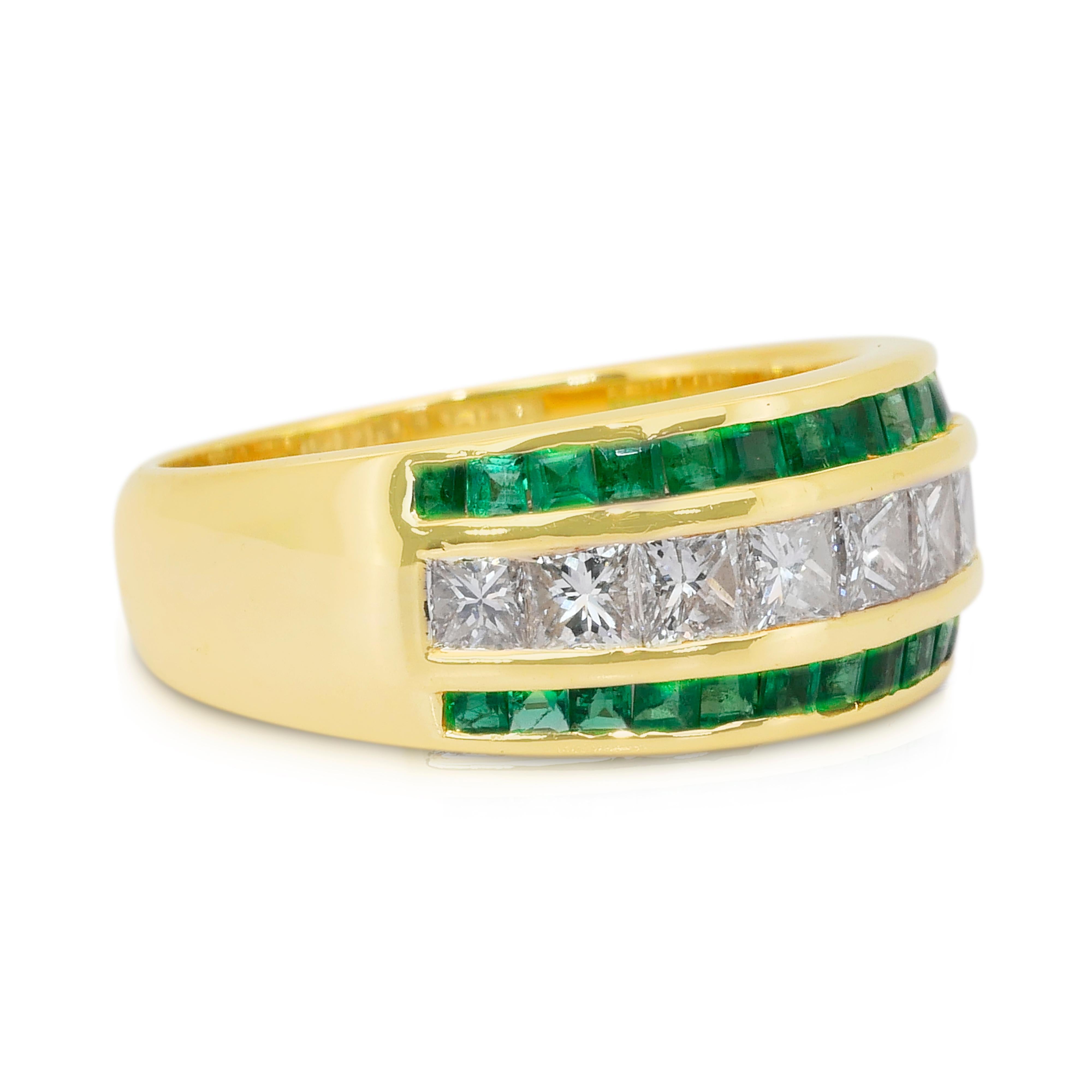 Fesselnder Ring mit 1,35ct Smaragden und Diamanten in 18k Gelbgold - IGI zertifiziert (Carréeschliff) im Angebot