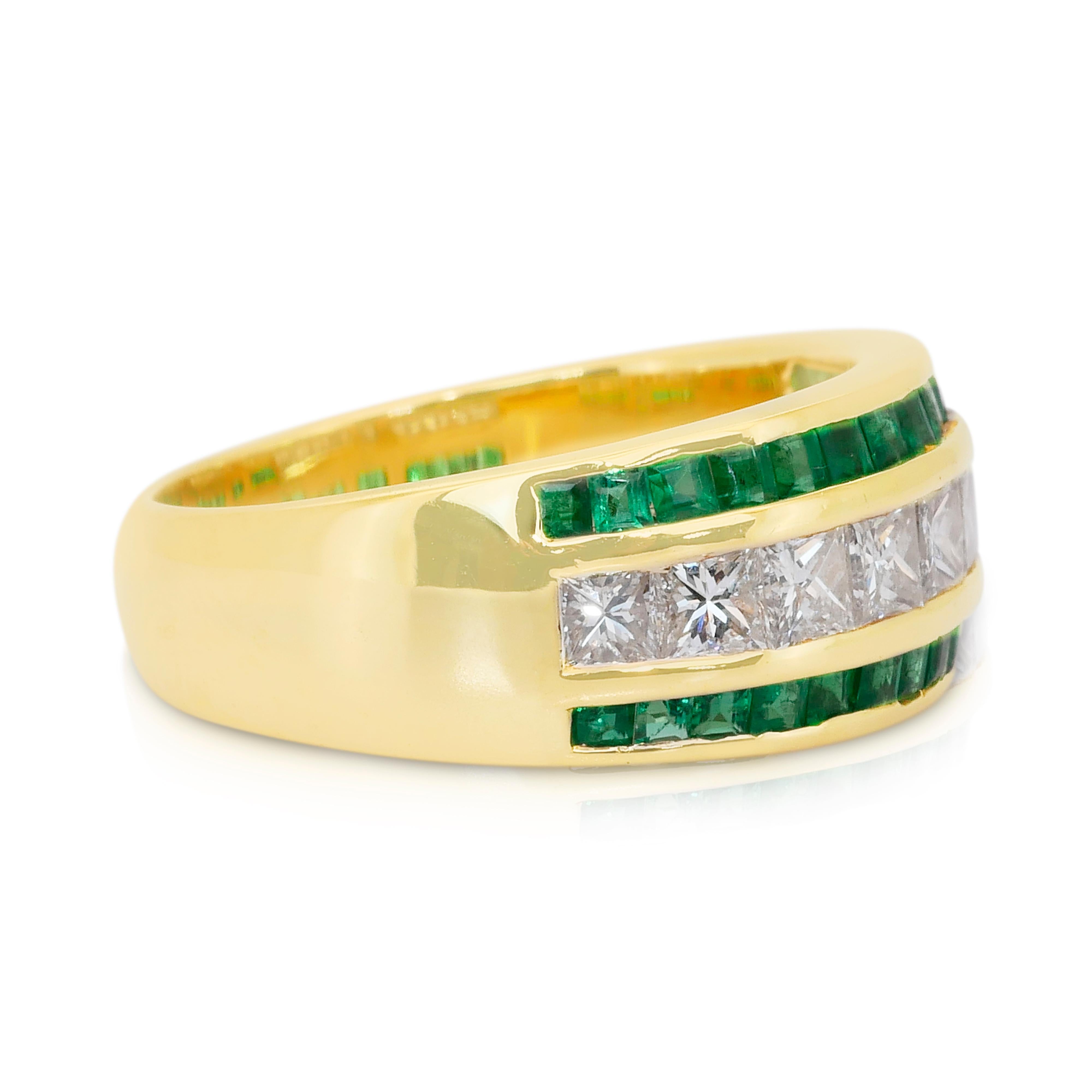 Fesselnder Ring mit 1,35ct Smaragden und Diamanten in 18k Gelbgold - IGI zertifiziert im Zustand „Neu“ im Angebot in רמת גן, IL