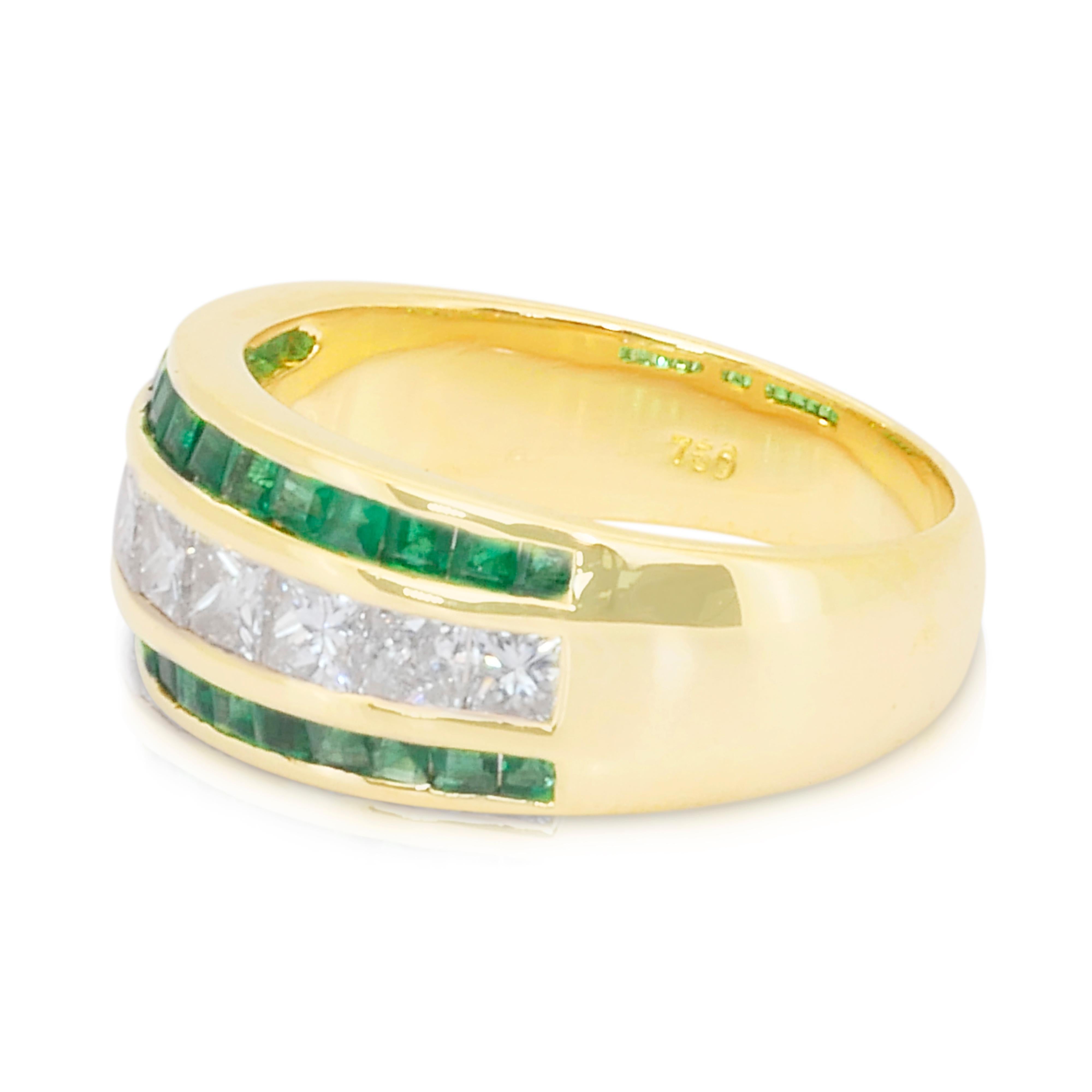 Fesselnder Ring mit 1,35ct Smaragden und Diamanten in 18k Gelbgold - IGI zertifiziert Damen im Angebot