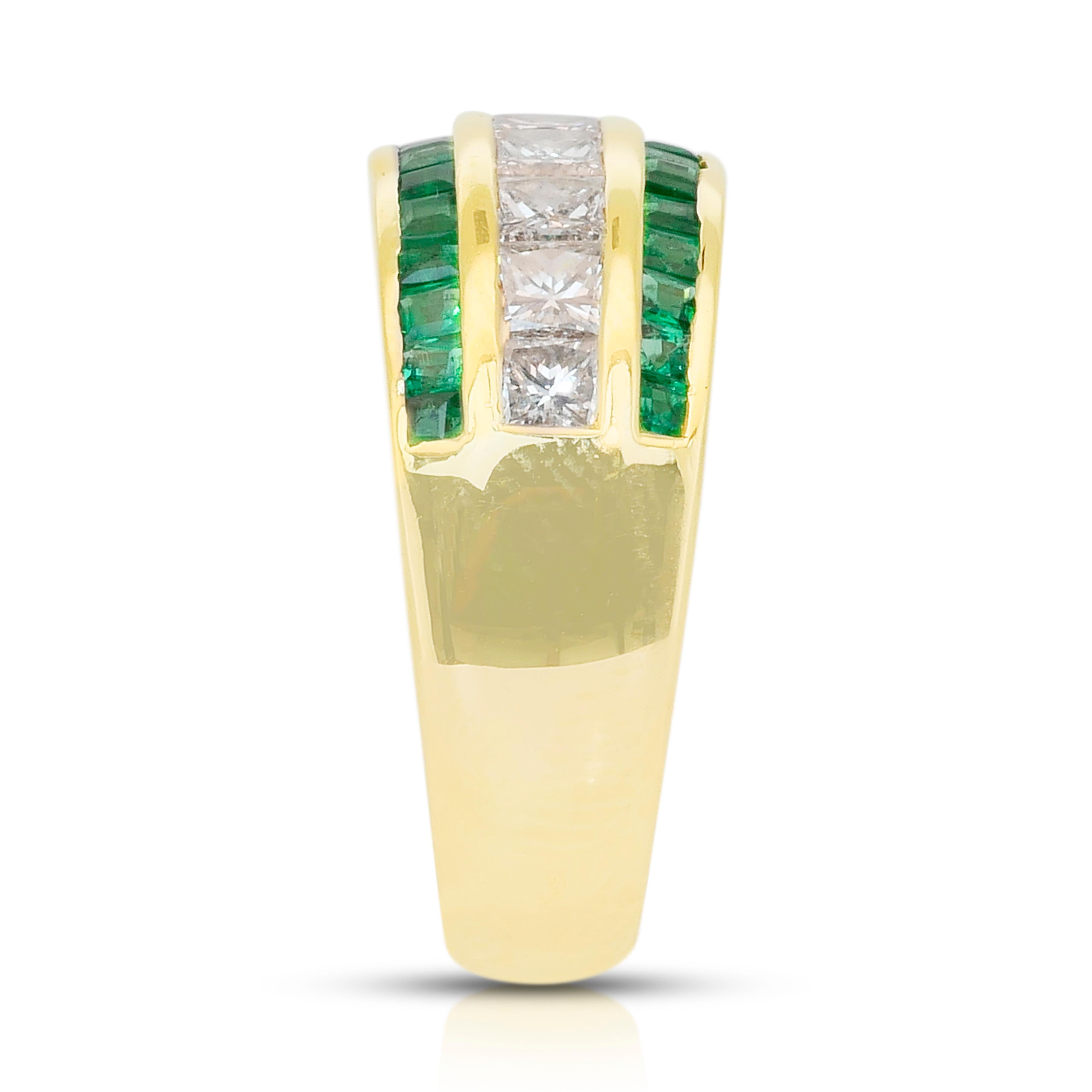 Fesselnder Ring mit 1,35ct Smaragden und Diamanten in 18k Gelbgold - IGI zertifiziert im Angebot 2
