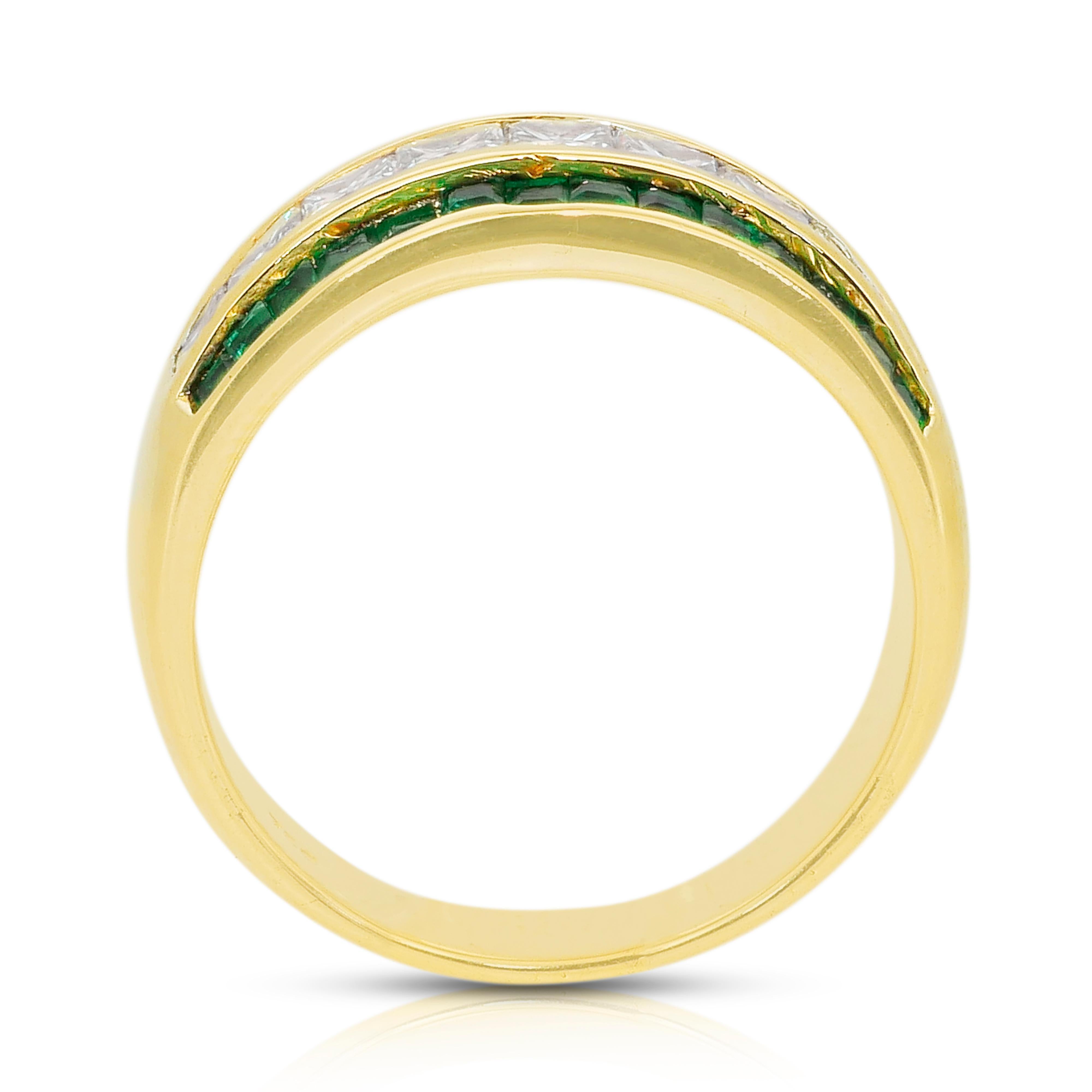 Fesselnder Ring mit 1,35ct Smaragden und Diamanten in 18k Gelbgold - IGI zertifiziert im Angebot 4