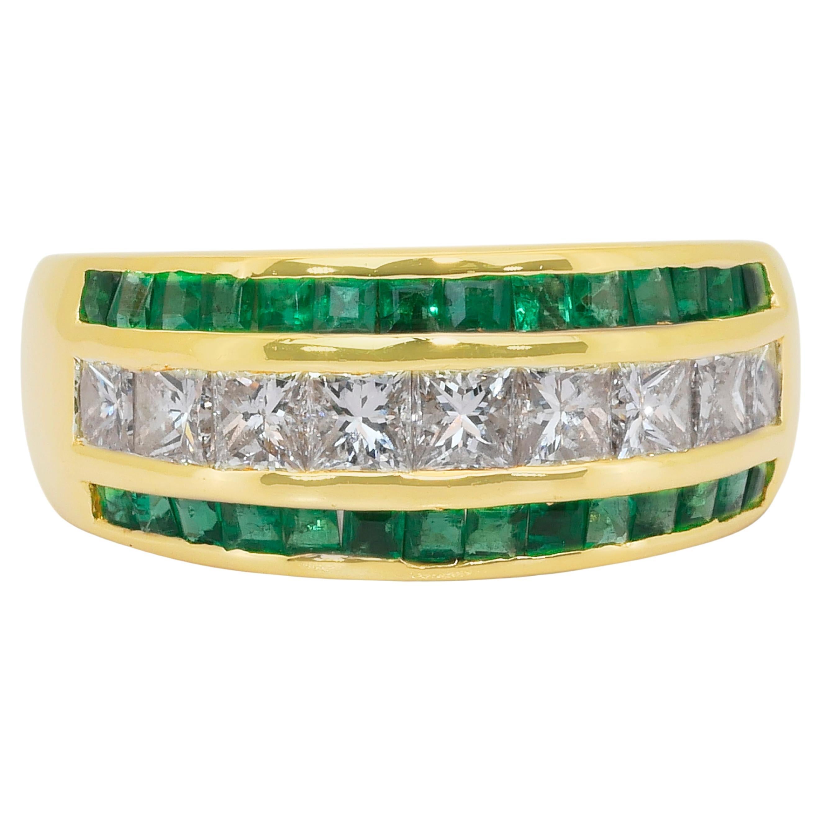 Fesselnder Ring mit 1,35ct Smaragden und Diamanten in 18k Gelbgold - IGI zertifiziert im Angebot
