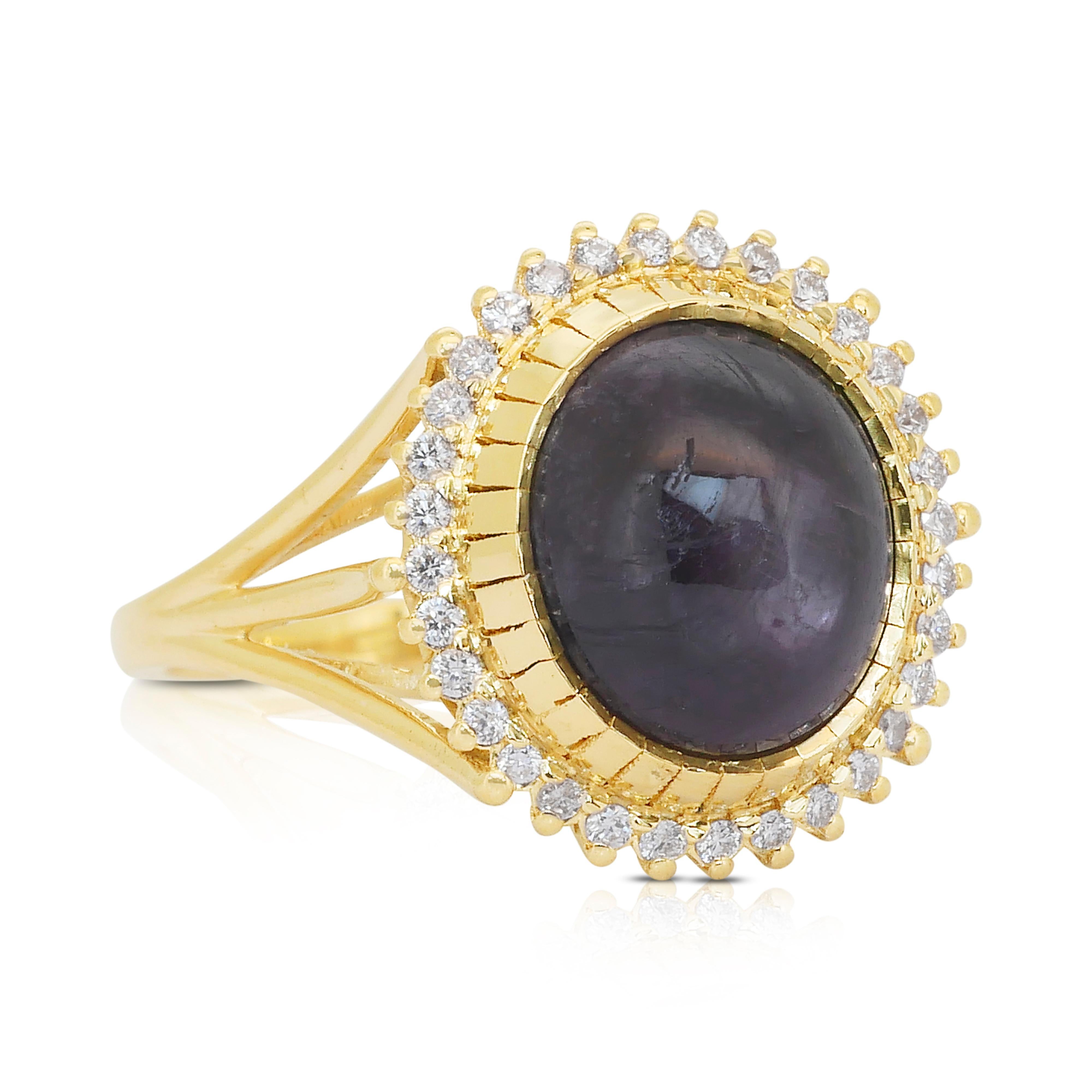 Captivante bague cocktail en or jaune 18k de 14,75ct de saphir et diamants - Certifiée GIA

Cet extraordinaire saphir violet foncé de 14,55 carats de taille ovale est serti dans un luxueux or jaune 18 carats. La teinte profonde et mystérieuse du