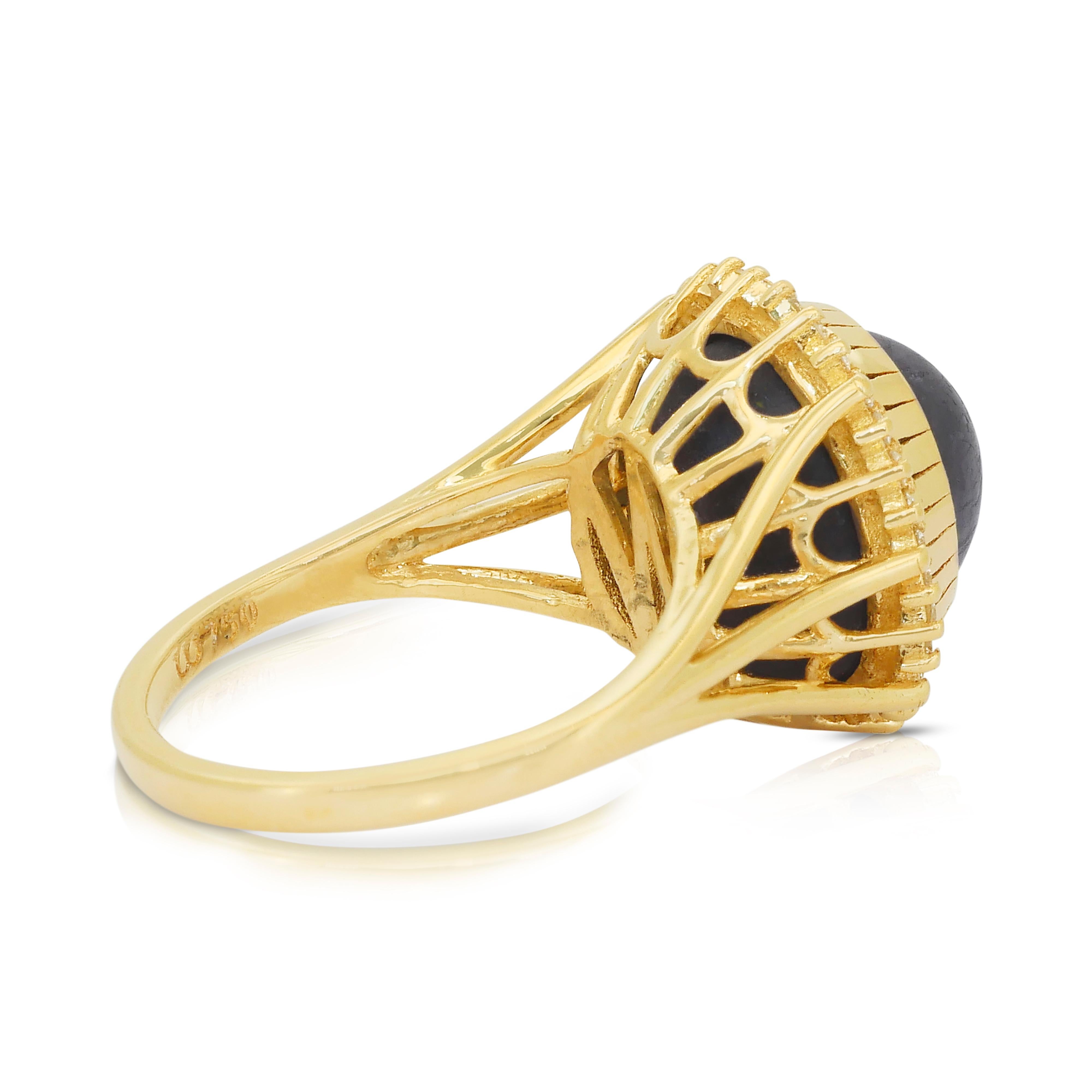 Taille ovale Captivant bague cocktail en or jaune 18 carats, saphir 14,75 carats et diamants en vente