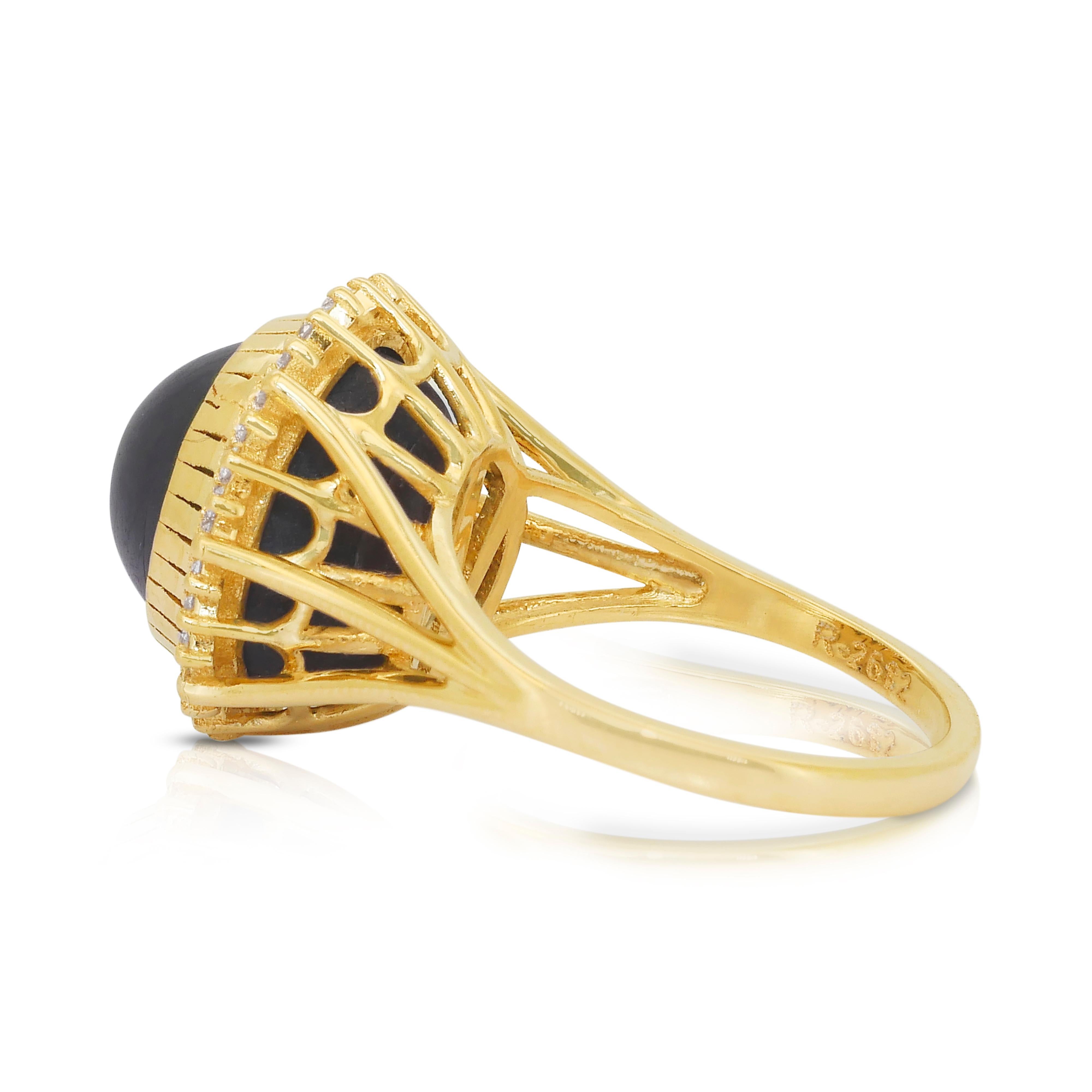 Captivant bague cocktail en or jaune 18 carats, saphir 14,75 carats et diamants Neuf - En vente à רמת גן, IL