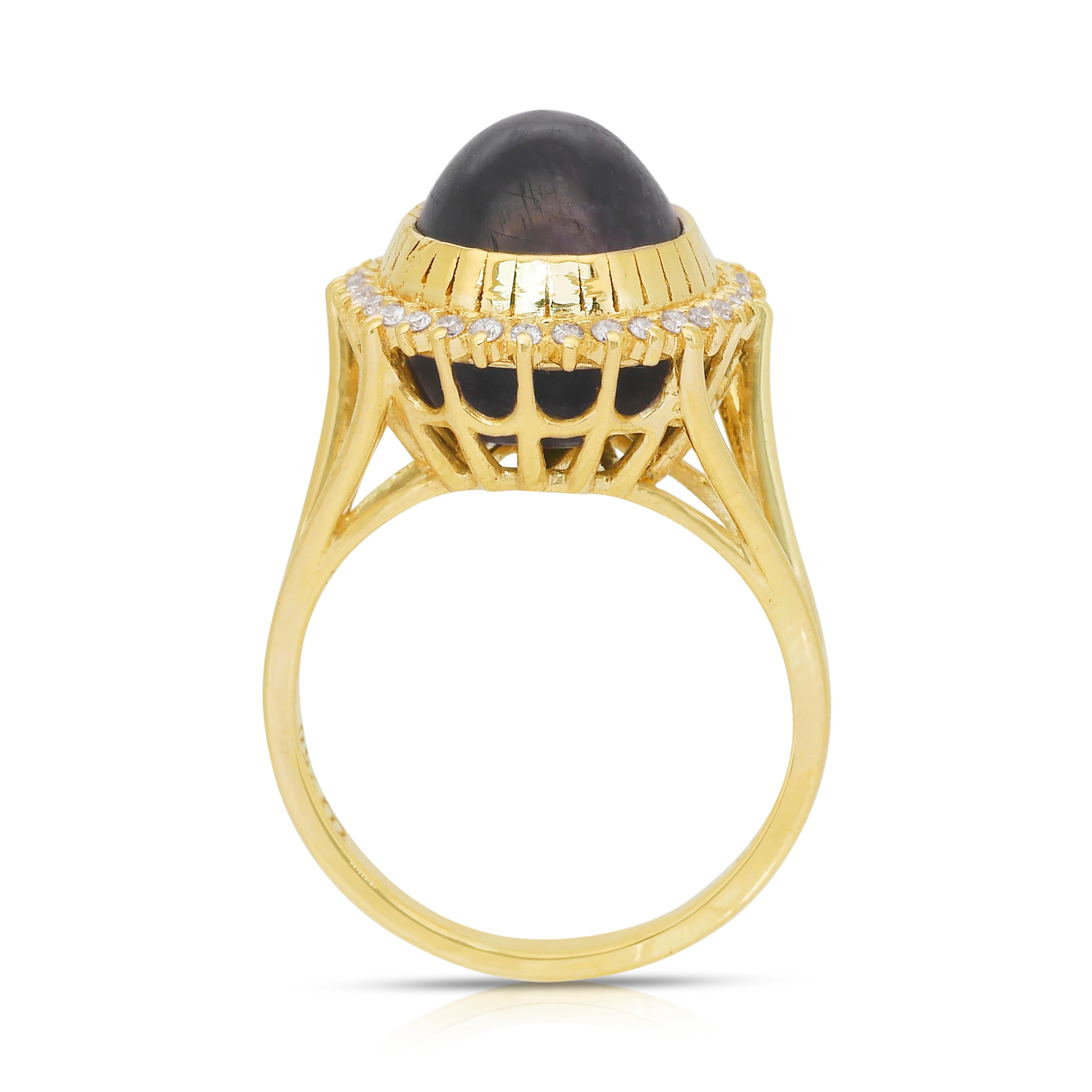 Captivant bague cocktail en or jaune 18 carats, saphir 14,75 carats et diamants en vente 2