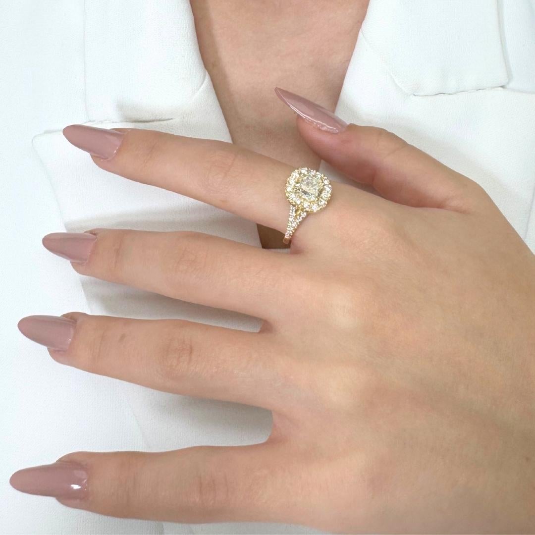 Captivante bague halo en or jaune 18 carats de 1,51 ct de diamants - certifiée IGI en vente 5