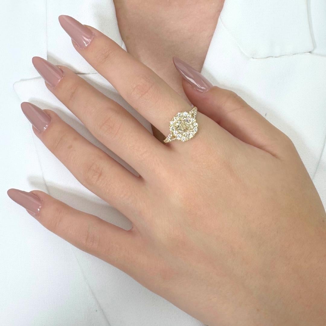 Captivante bague halo en or jaune 18 carats de 1,51 ct de diamants - certifiée IGI

Exhalant chaleur et brillance, cette luxueuse bague est ornée d'un captivant diamant taille coussin de 1,51 ct en son centre, serti dans un riche or jaune 18 carats.