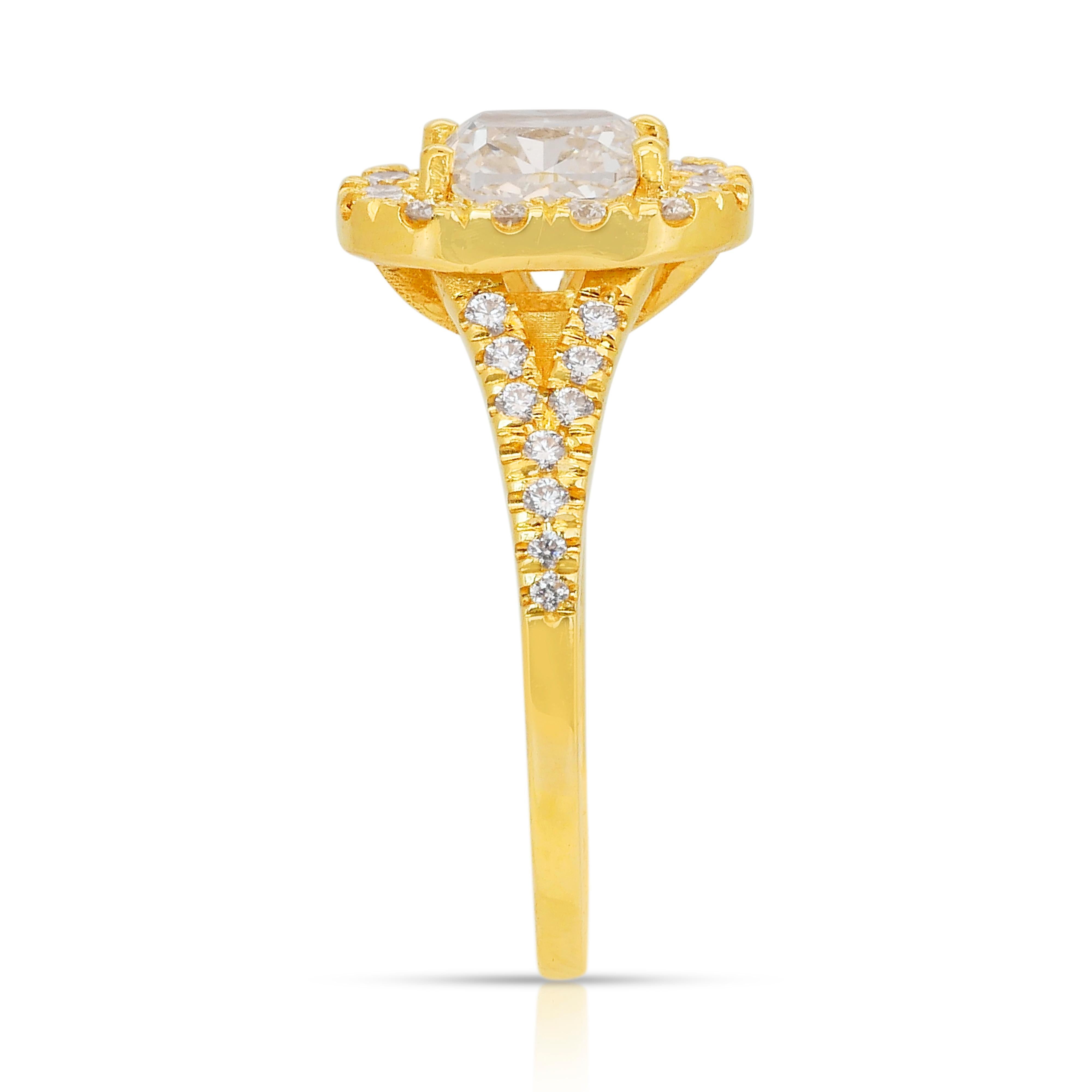 Captivante bague halo en or jaune 18 carats de 1,51 ct de diamants - certifiée IGI en vente 2