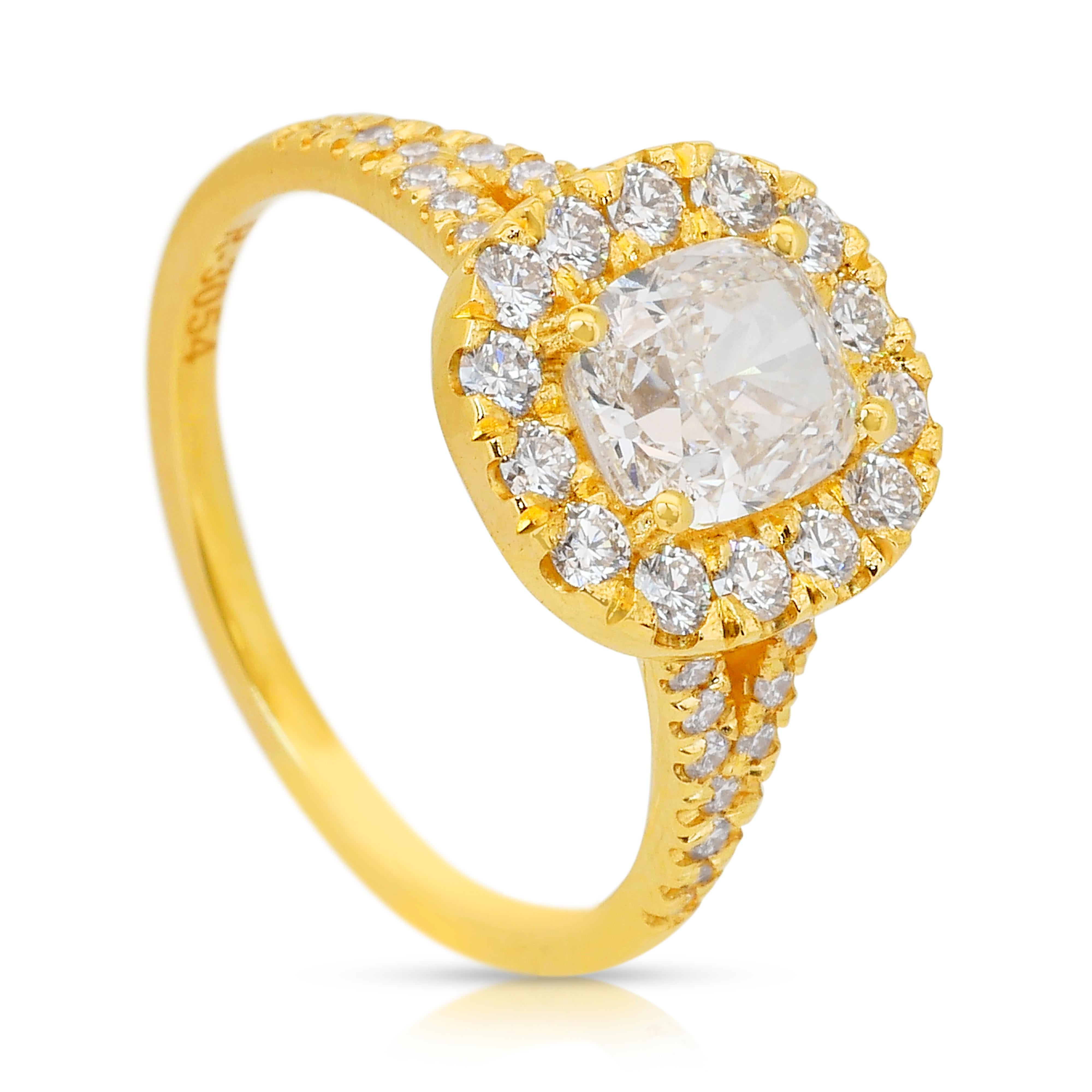 Captivante bague halo en or jaune 18 carats de 1,51 ct de diamants - certifiée IGI en vente 3
