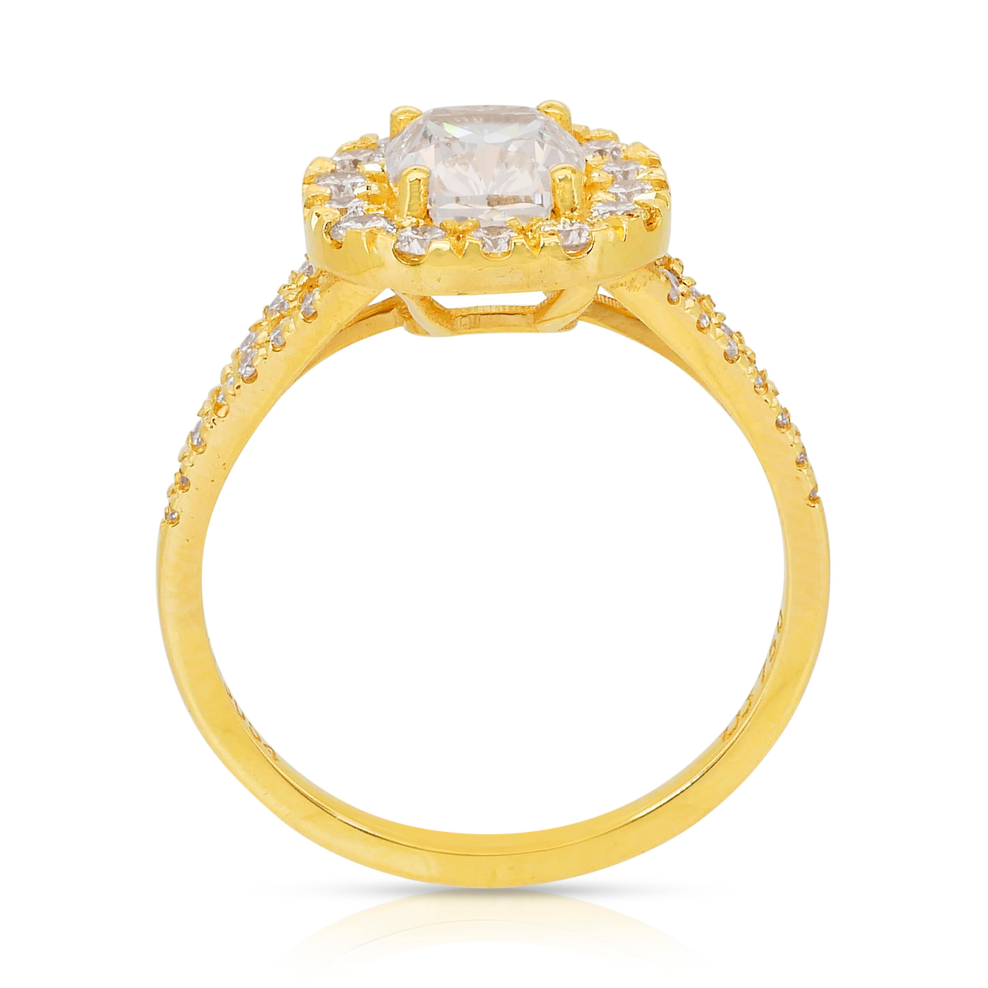 Captivante bague halo en or jaune 18 carats de 1,51 ct de diamants - certifiée IGI en vente 4