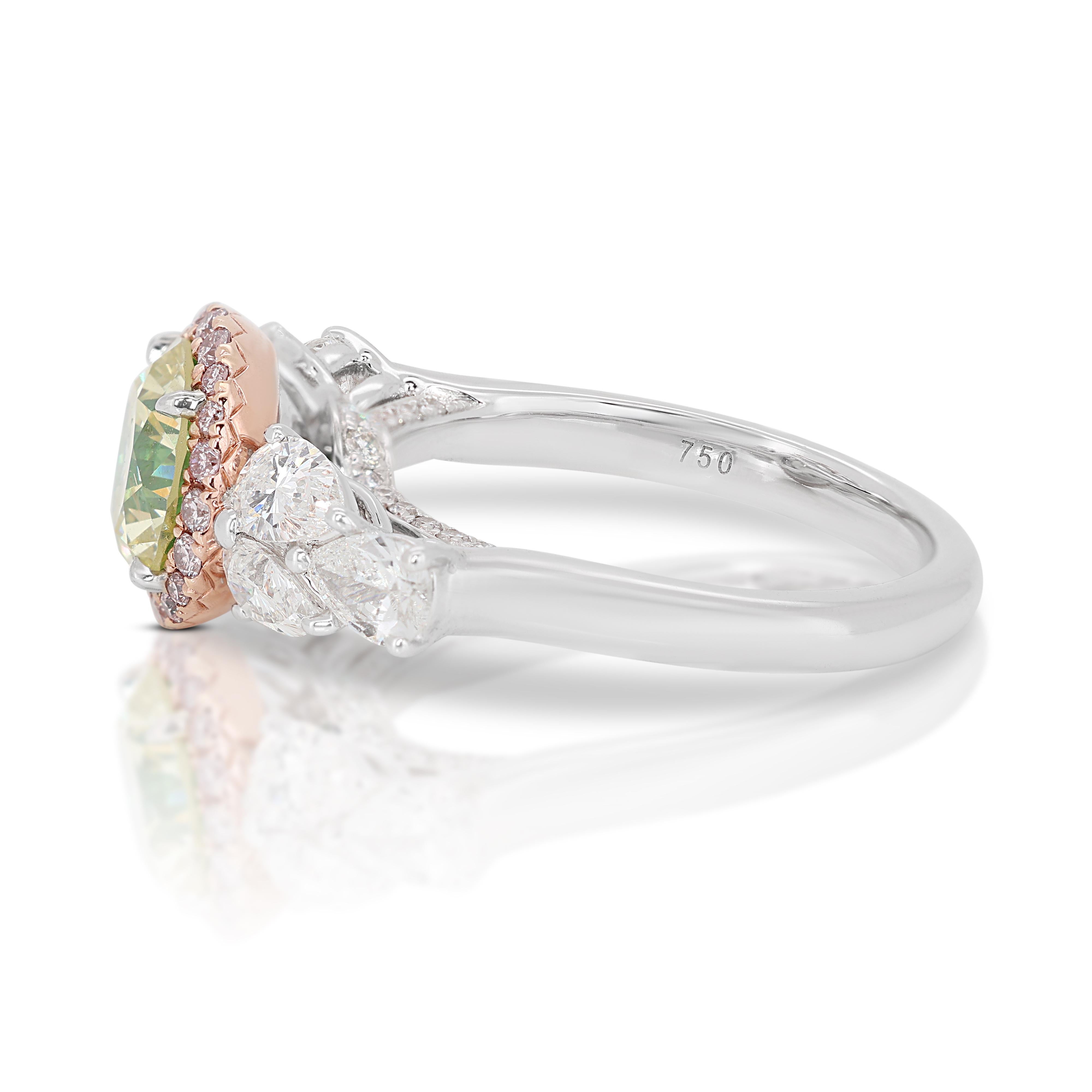 Taille ronde Captivant bague en or blanc 18 carats pavé de 1,53 carat avec diamants latéraux en vente