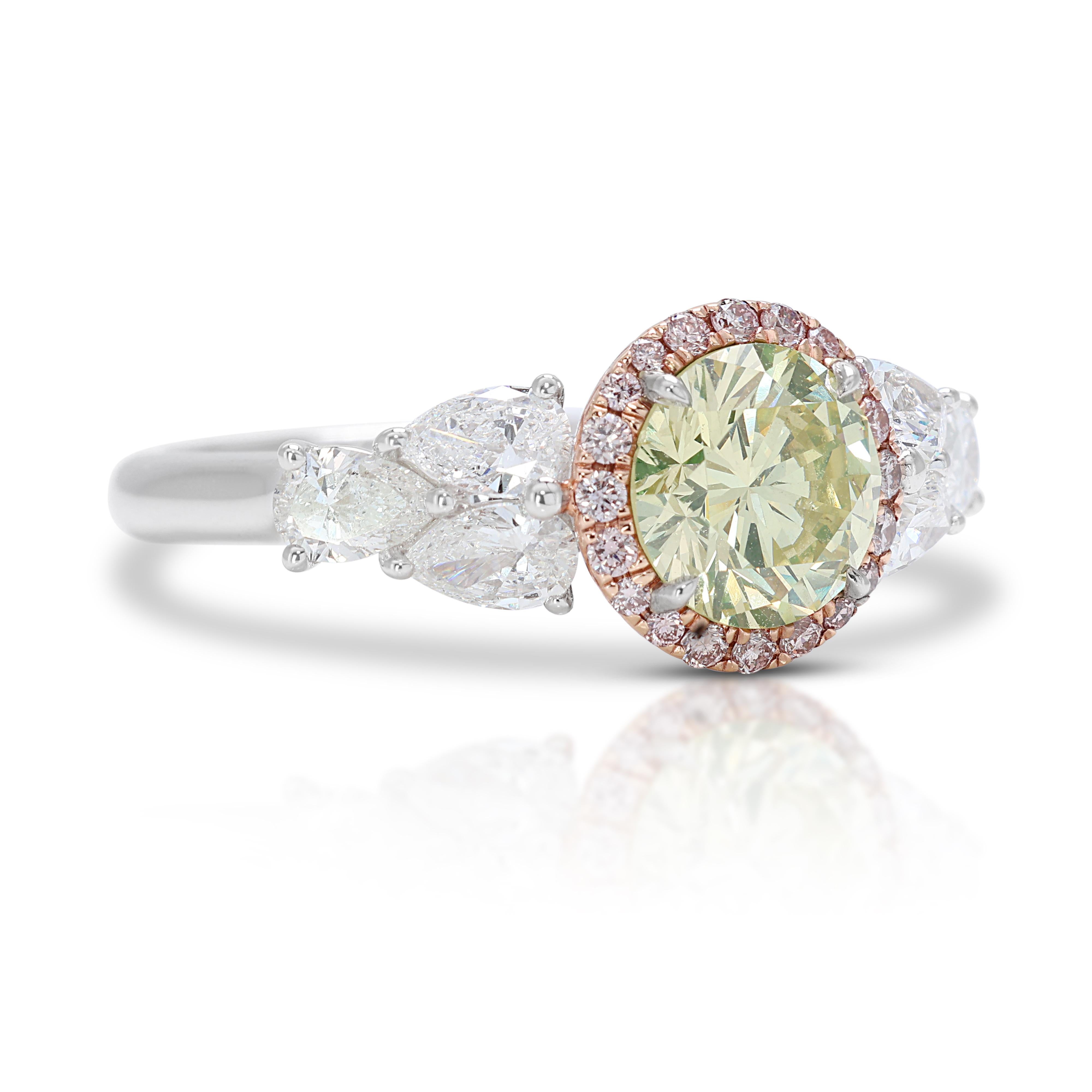 Captivant bague en or blanc 18 carats pavé de 1,53 carat avec diamants latéraux Neuf - En vente à רמת גן, IL