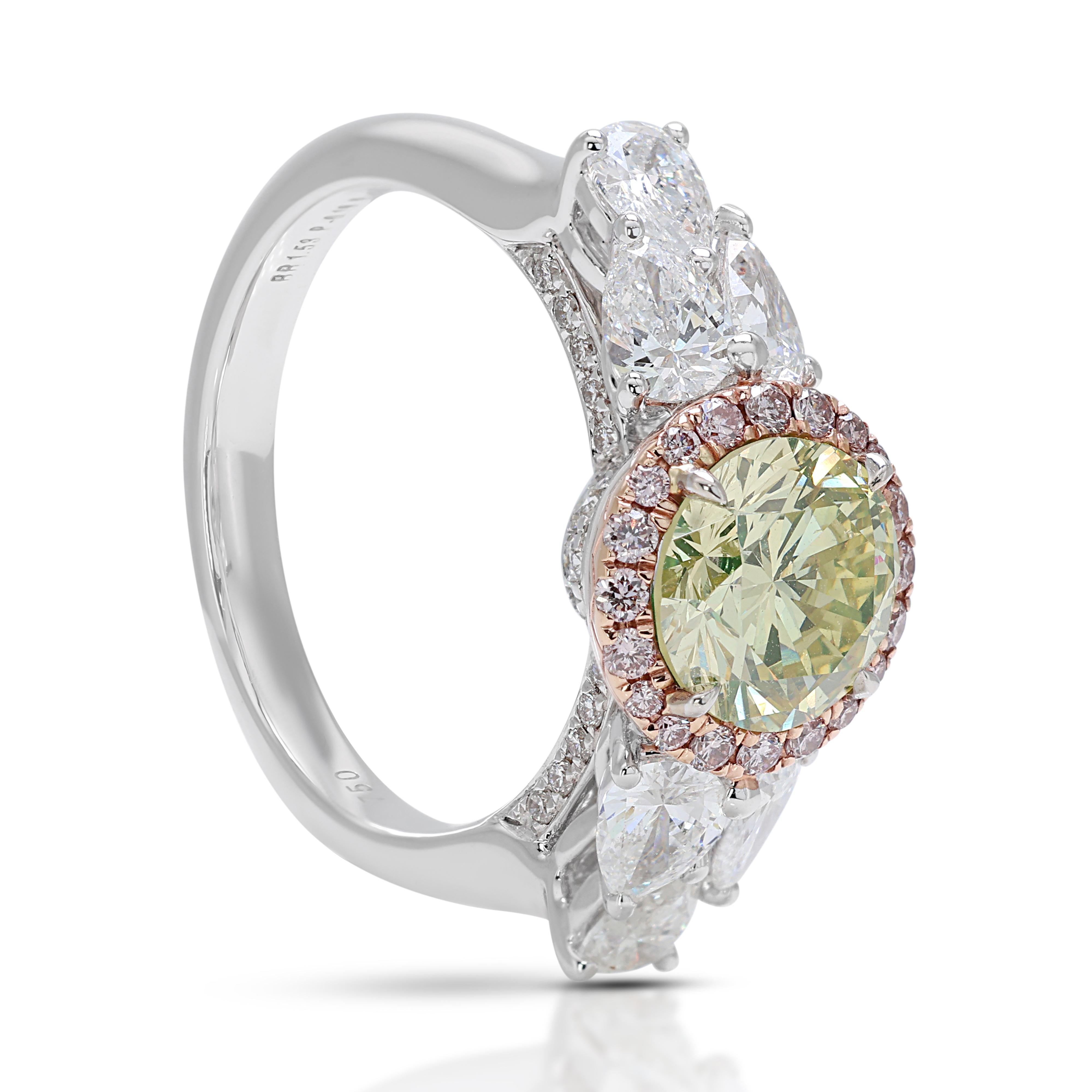 Captivant bague en or blanc 18 carats pavé de 1,53 carat avec diamants latéraux en vente 1
