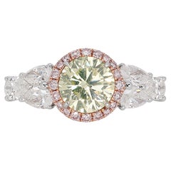 Accattivante anello con pavé di diamanti da 1,53 carati e diamanti laterali in oro bianco 18 carati
