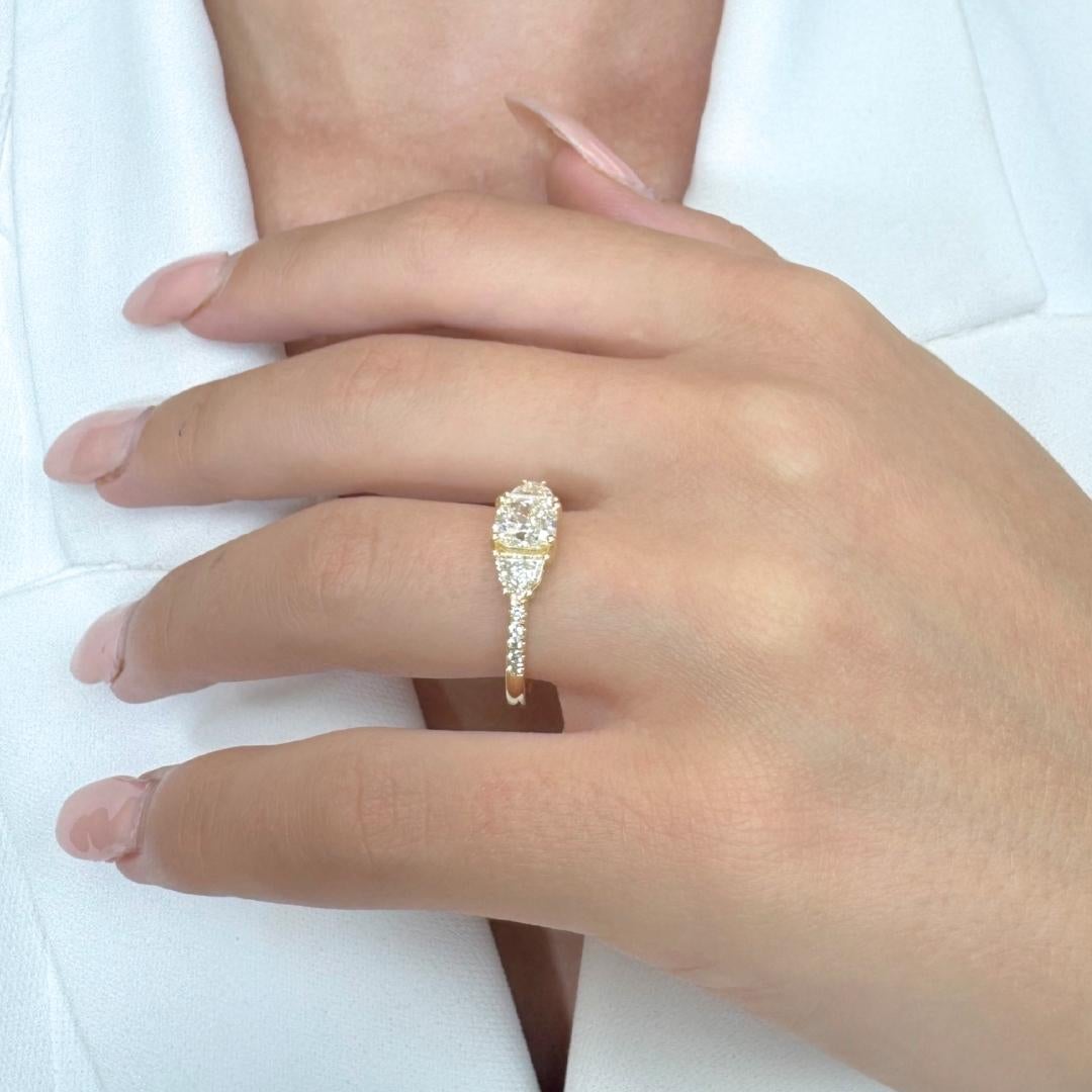 Captivante bague 3 pierres en or jaune 18 carats de 1,62 ct de diamants - certifiée IGI en vente 5