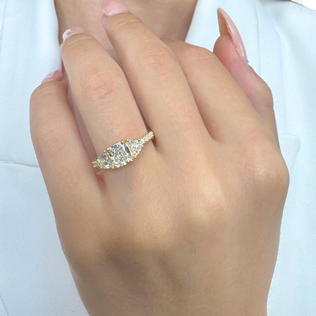 Captivante bague 3 pierres en or jaune 18 carats de 1,62 ct de diamants - certifiée IGI

Véritable incarnation de l'élégance, cette bague en or jaune 18 carats est ornée en son centre d'un diamant de taille coussin de 1,01 carat, qui rayonne de