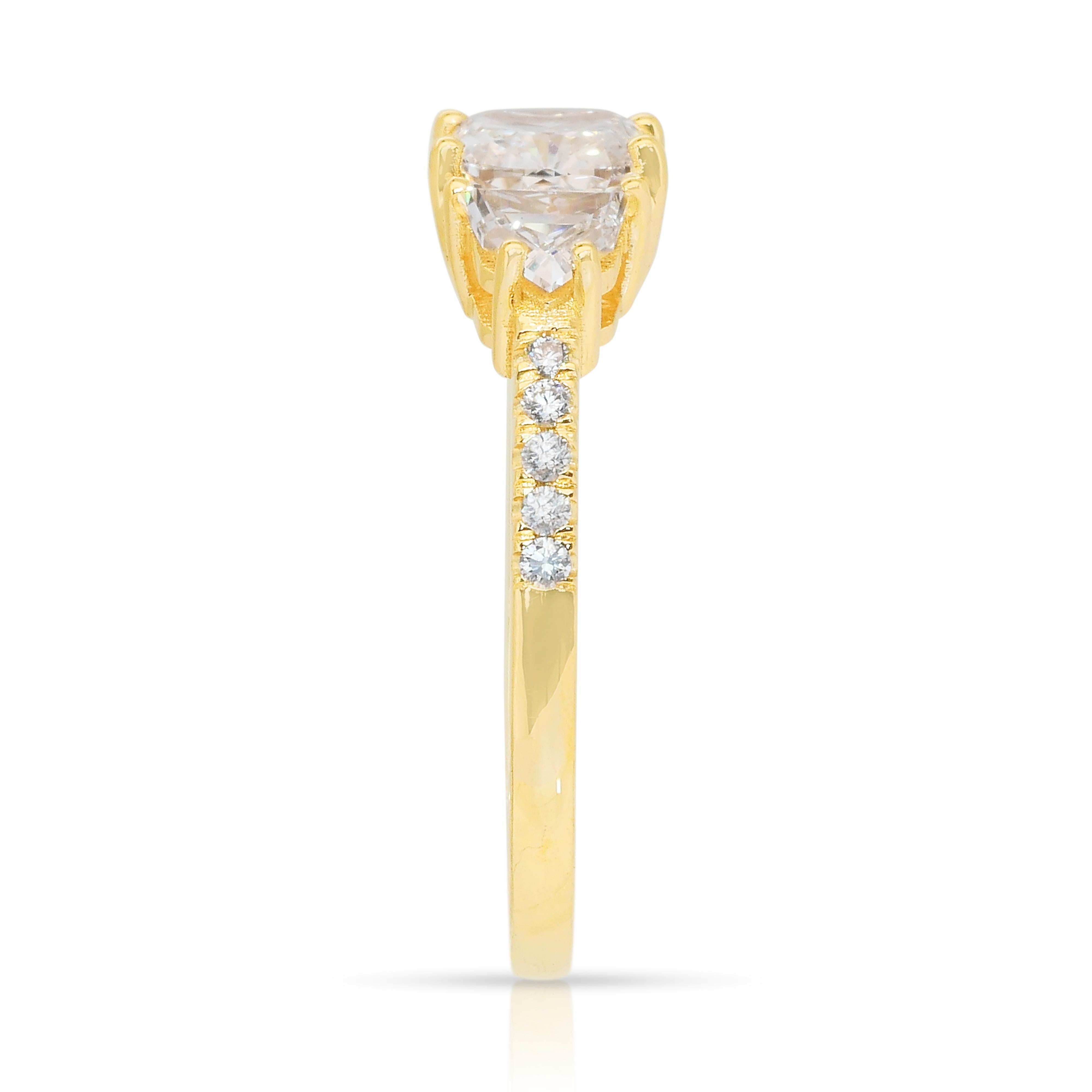 Captivante bague 3 pierres en or jaune 18 carats de 1,62 ct de diamants - certifiée IGI en vente 2