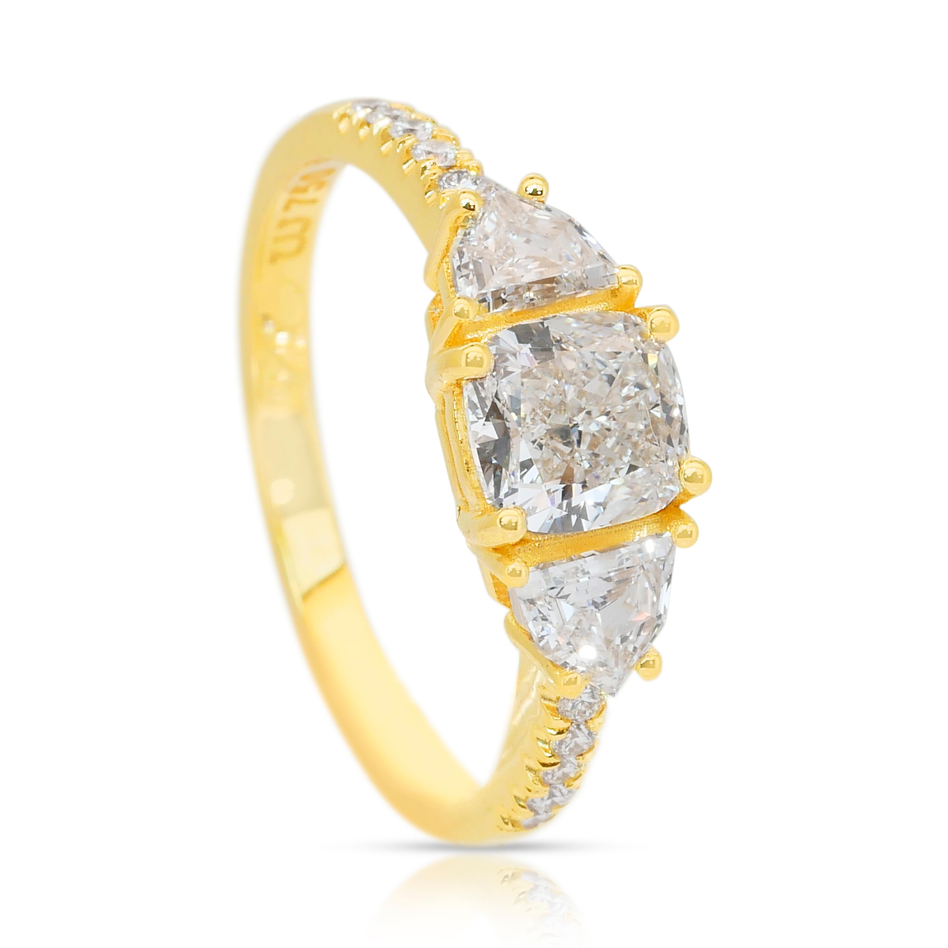 Captivante bague 3 pierres en or jaune 18 carats de 1,62 ct de diamants - certifiée IGI en vente 3