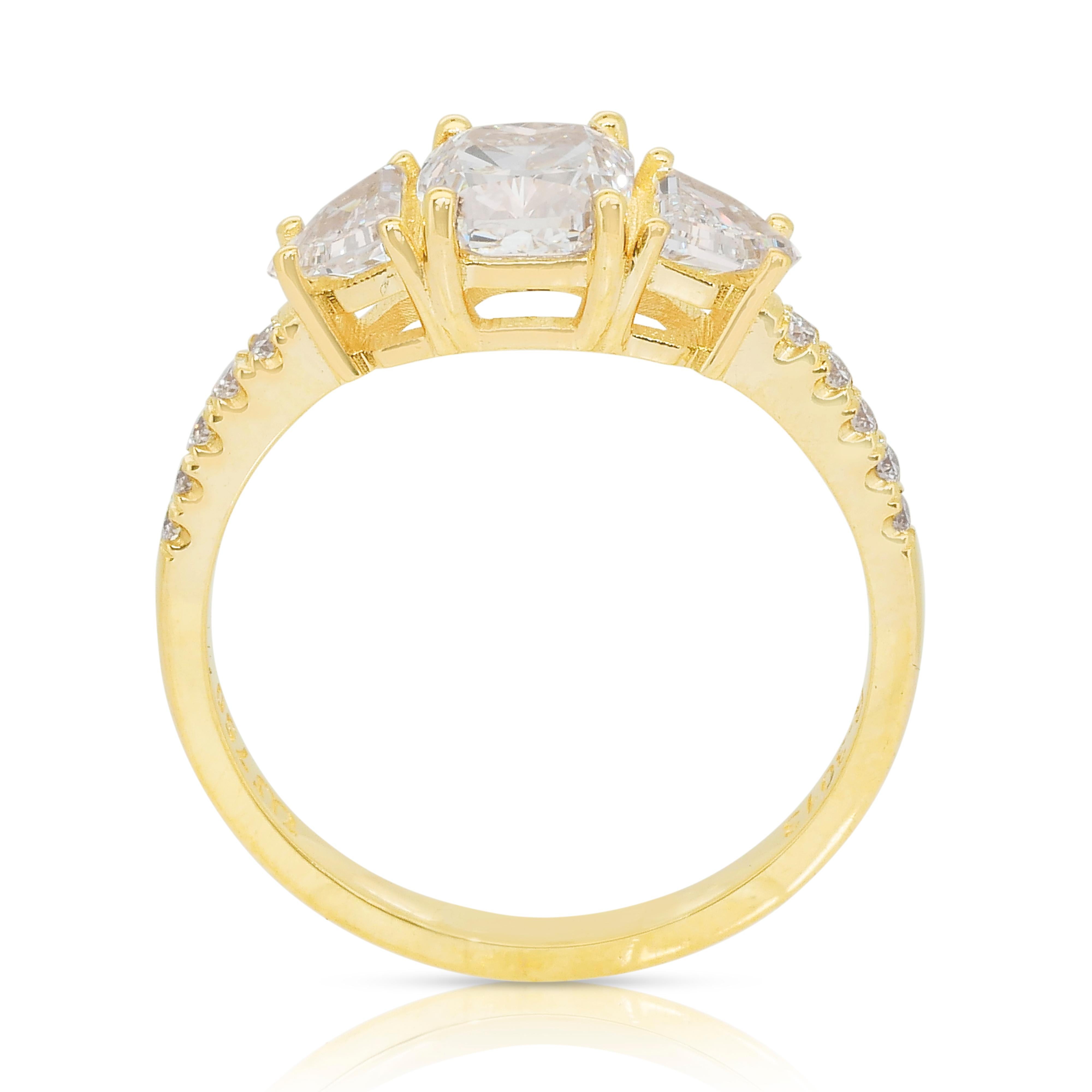 Captivante bague 3 pierres en or jaune 18 carats de 1,62 ct de diamants - certifiée IGI en vente 4