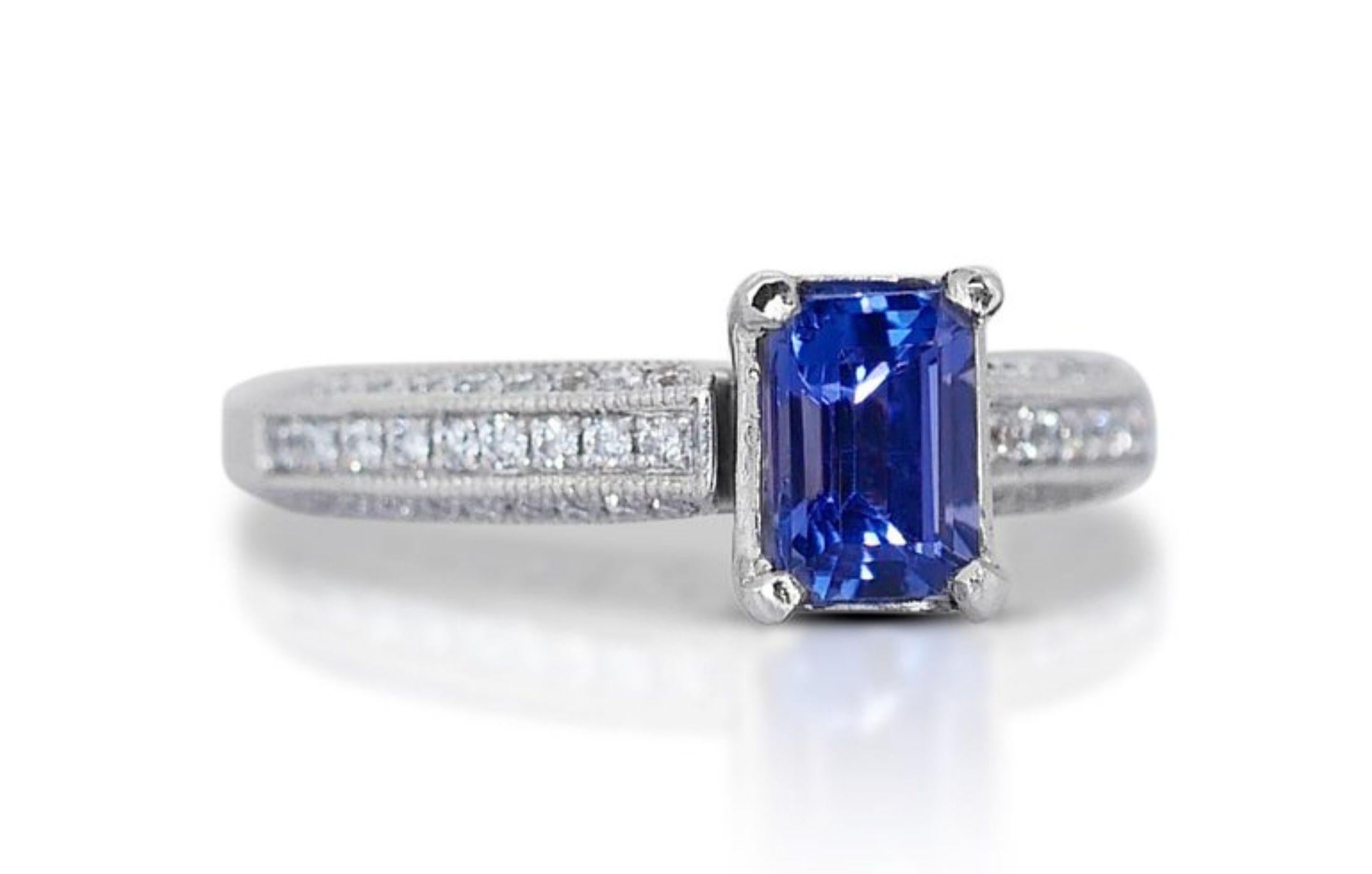 Captivating 1.82 total carat of Tanzanite and Natural Diamonds Ring In New Condition For Sale In רמת גן, IL