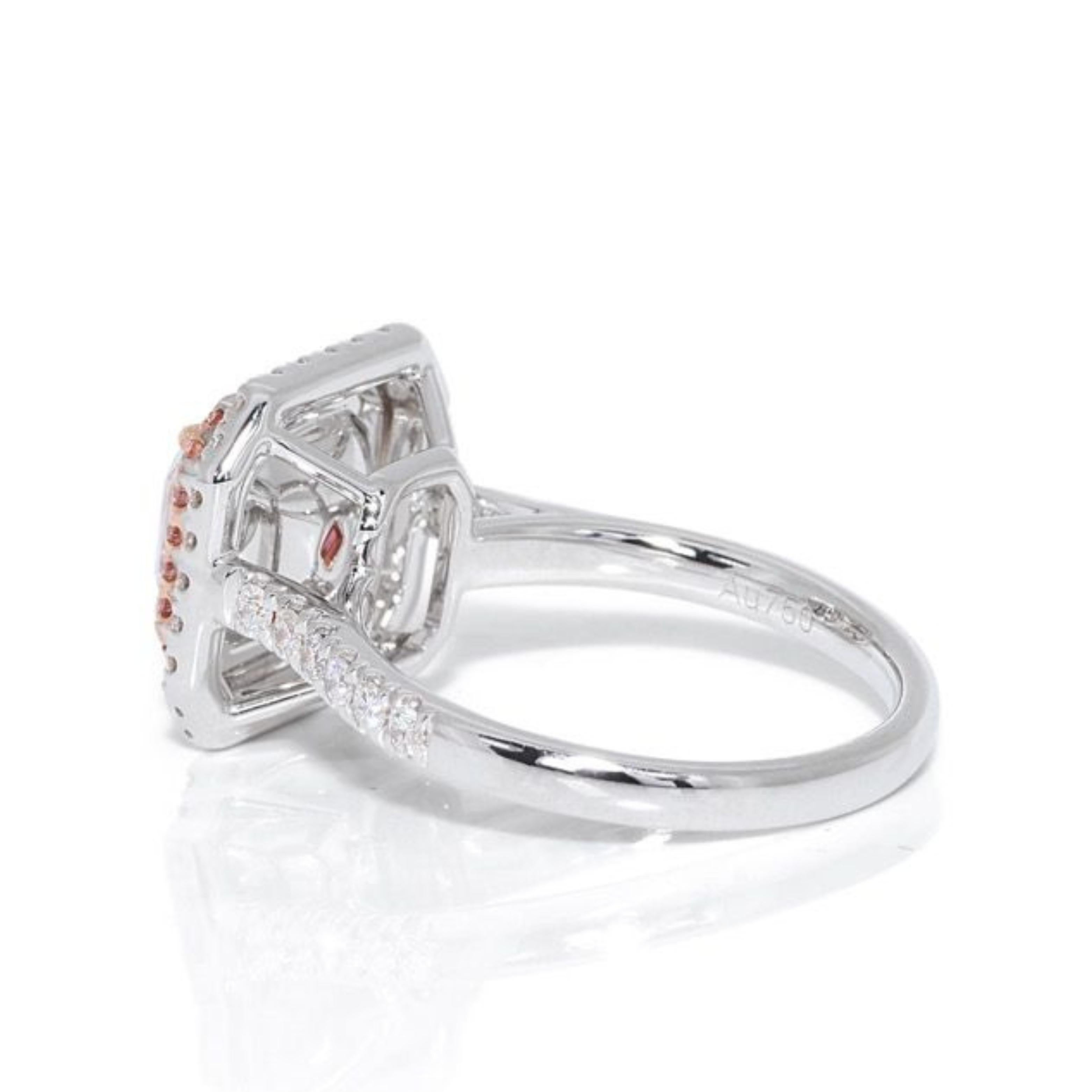 Captivating 1.86ct. Square Radiant Halo Diamond Ring In New Condition For Sale In רמת גן, IL