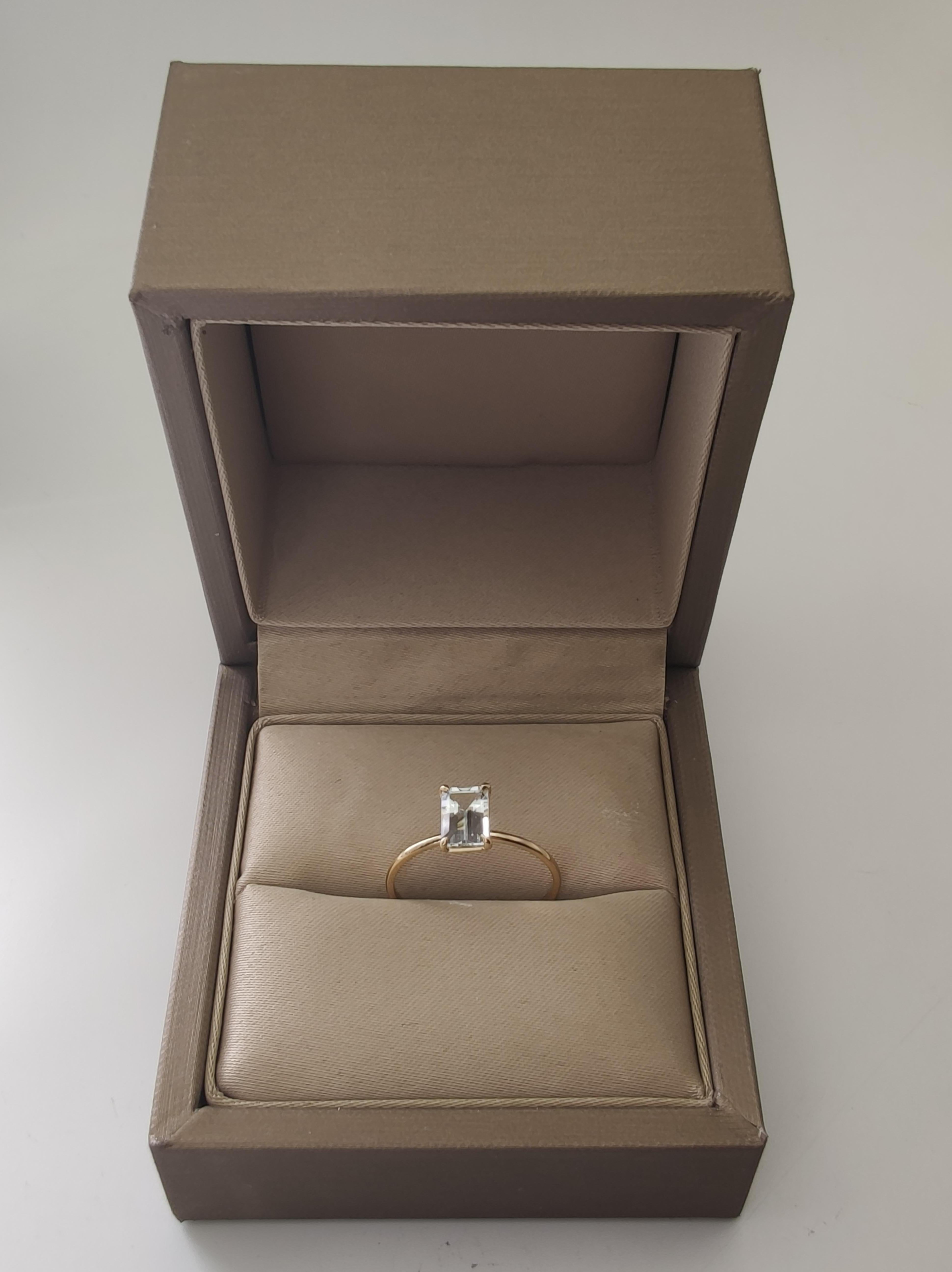 Captivating 18K Gold Solitaire Ring featuring a 0.83 Ct. Emerald-Cut Aquamarine For Sale 4