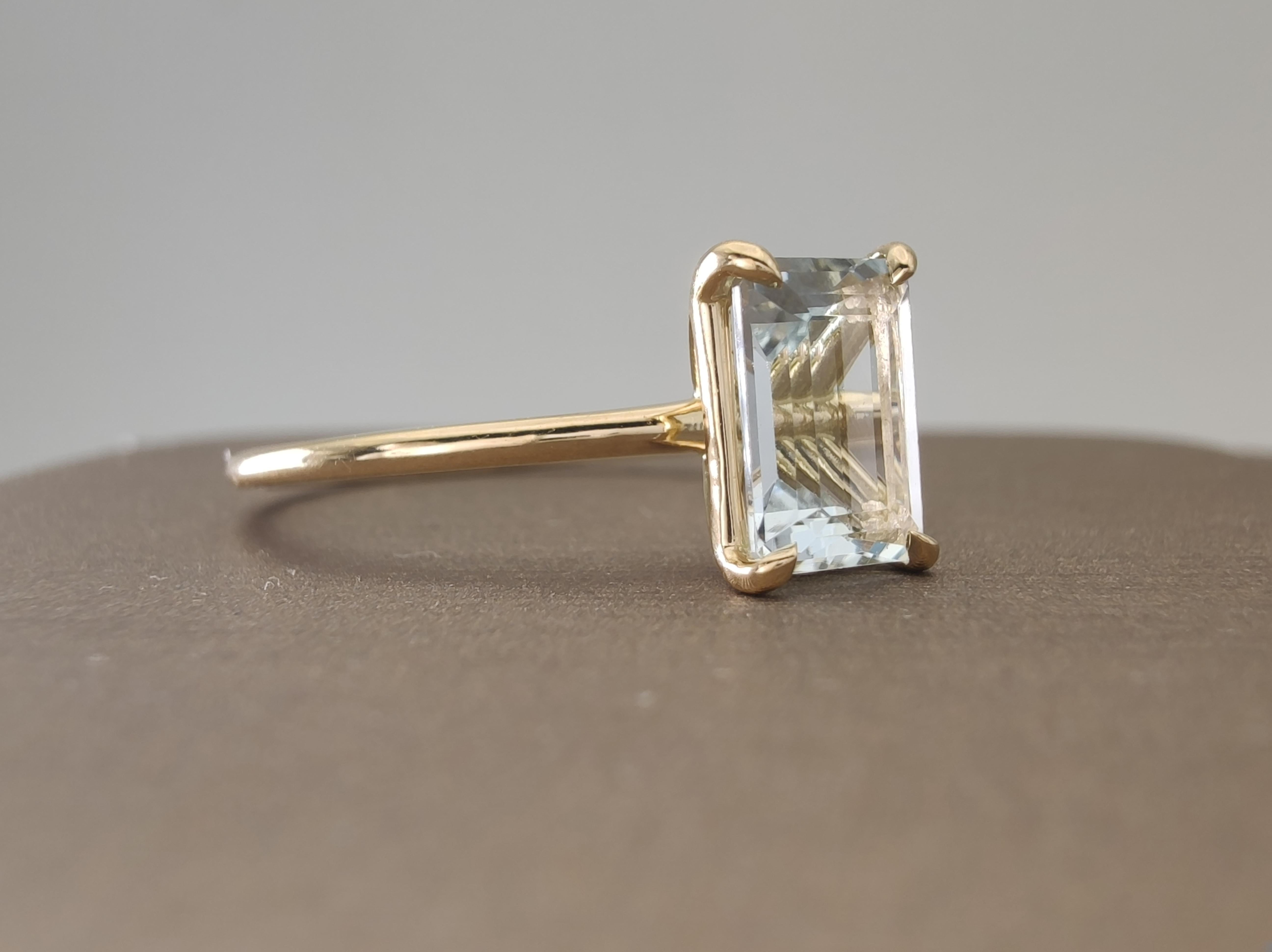 Captivating 18K Gold Solitaire Ring featuring a 0.83 Ct. Emerald-Cut Aquamarine In New Condition For Sale In MADRID, ES