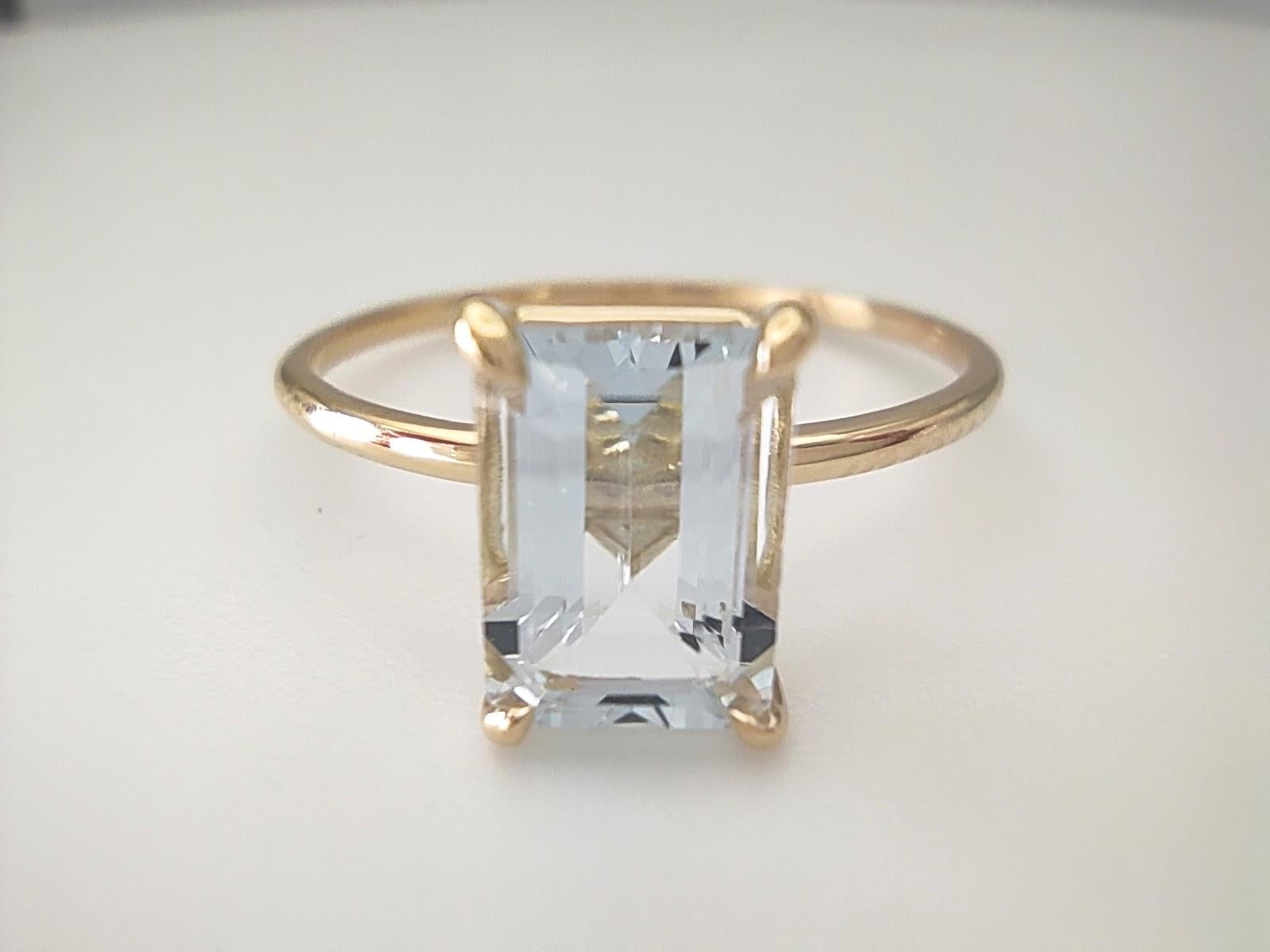 Captivating 18K Gold Solitaire Ring featuring a 0.83 Ct. Emerald-Cut Aquamarine For Sale 1