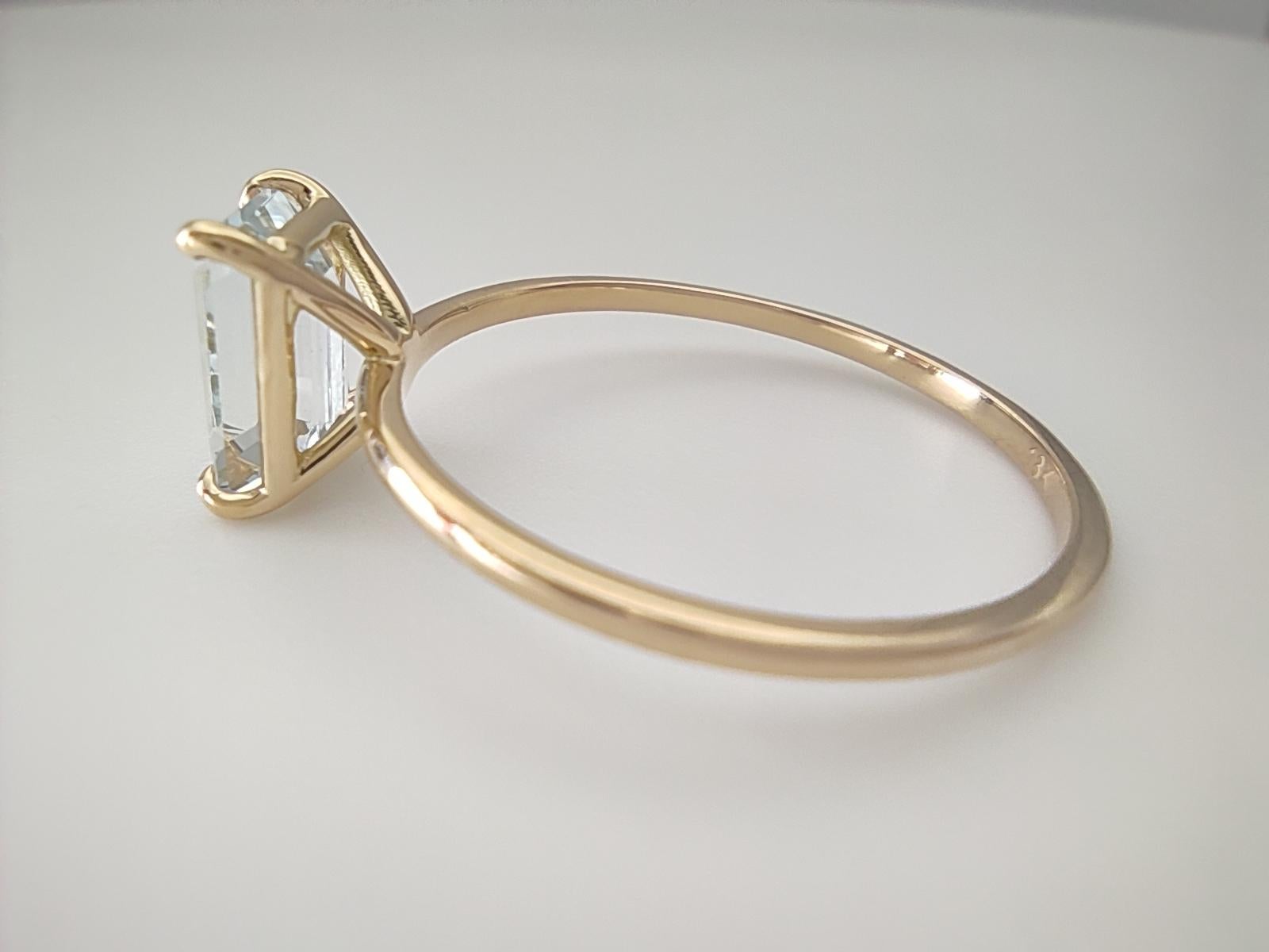 Bezaubernder Solitär-Ring aus 18 Karat Gold mit einem Gewicht von 0,83 Karat. Aquamarin im Smaragdschliff im Angebot 2