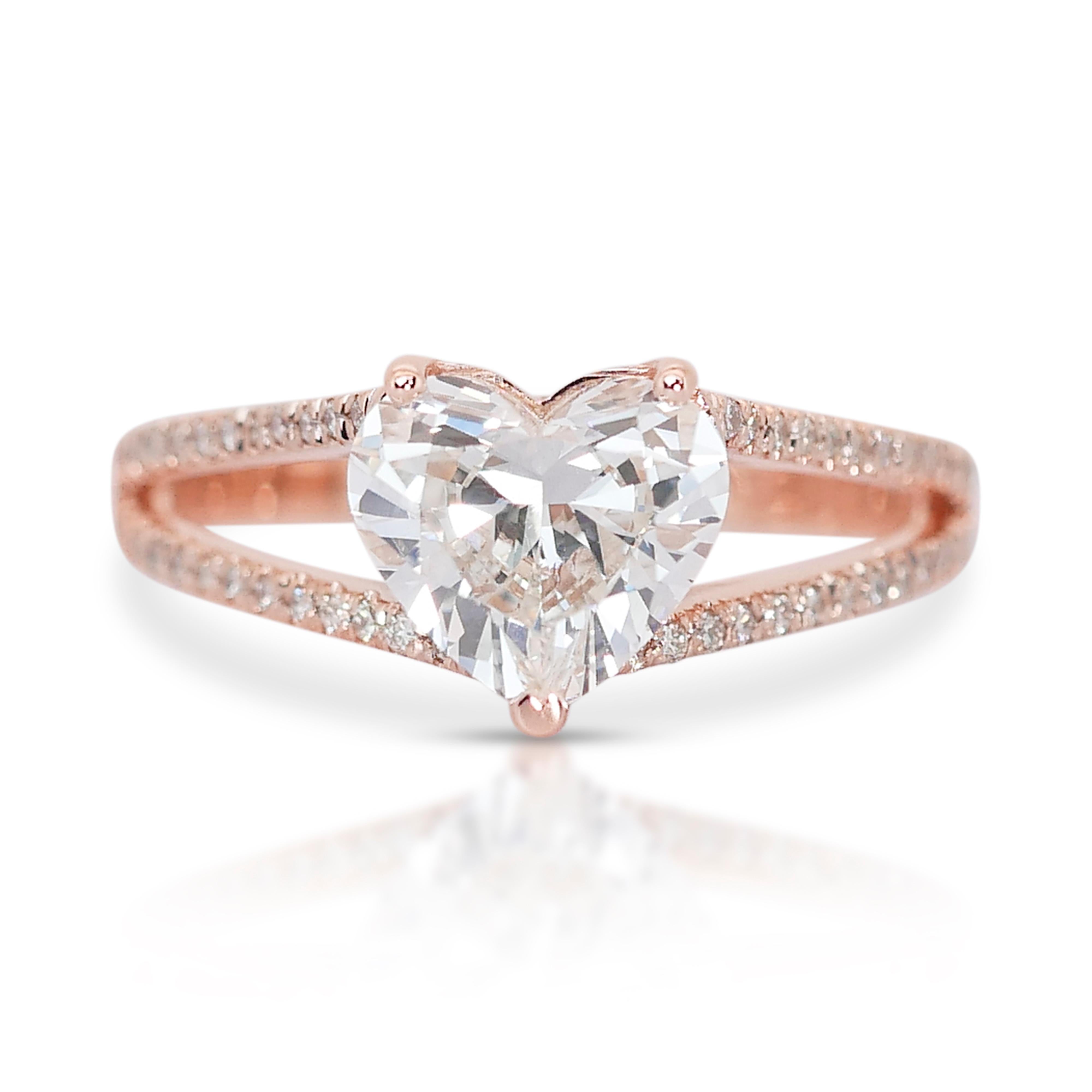 Bezaubernder 18 Karat Roségold natürlicher Diamant-Pavé-Ring mit/2,03 Karat - IGI-zertifiziert

Ein faszinierender Ring aus 18 Karat Roségold mit einem 1,73 Karat schweren, herzförmigen Diamanten in der Mitte. Der Ring ist außerdem mit einem