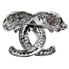 Captivating 18K White Gold Diamond Encrusted Double Cat Brooch with Ruby Eyes