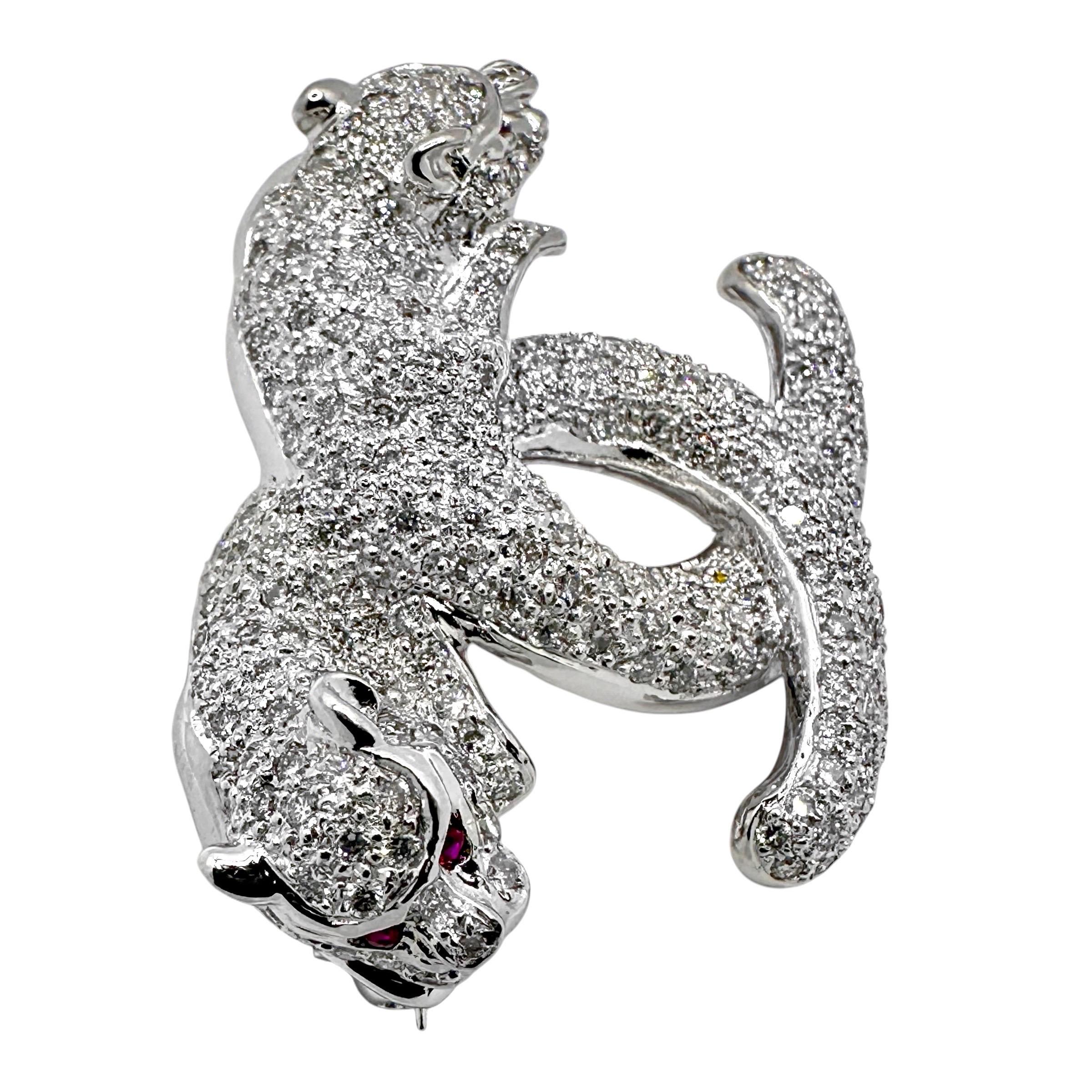 Moderne Captivant broche double chat incrustée de diamants en or blanc 18 carats avec yeux en rubis en vente