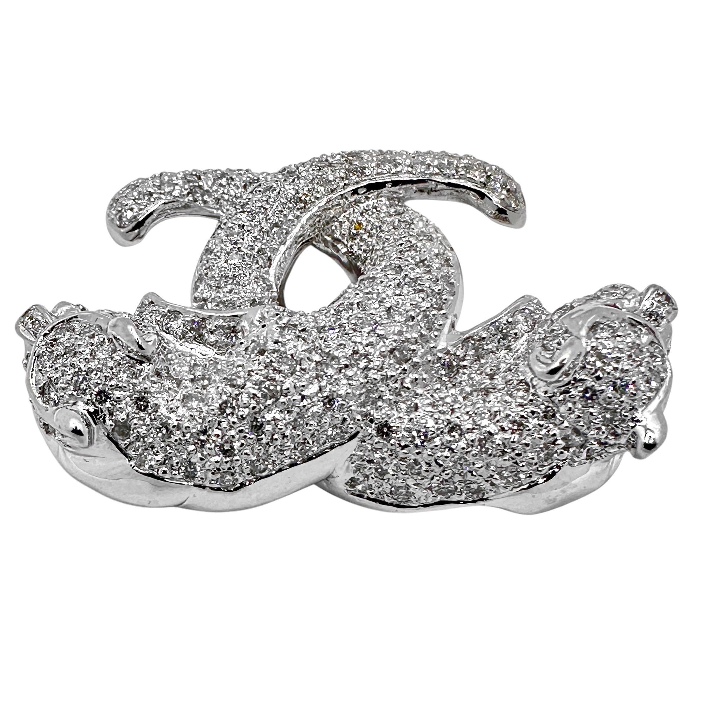 Taille brillant Captivant broche double chat incrustée de diamants en or blanc 18 carats avec yeux en rubis en vente