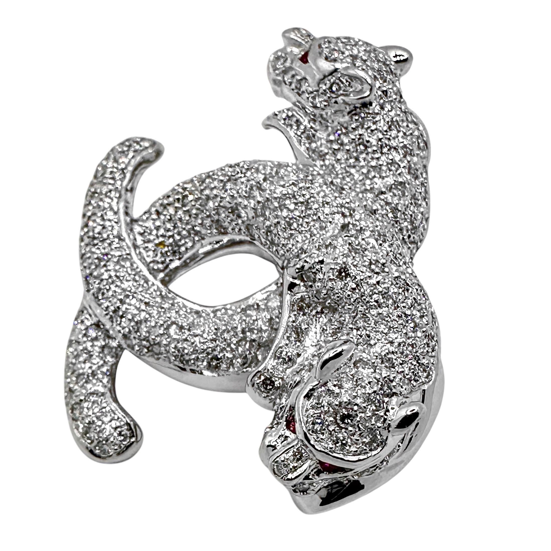 Captivant broche double chat incrustée de diamants en or blanc 18 carats avec yeux en rubis Excellent état - En vente à Palm Beach, FL
